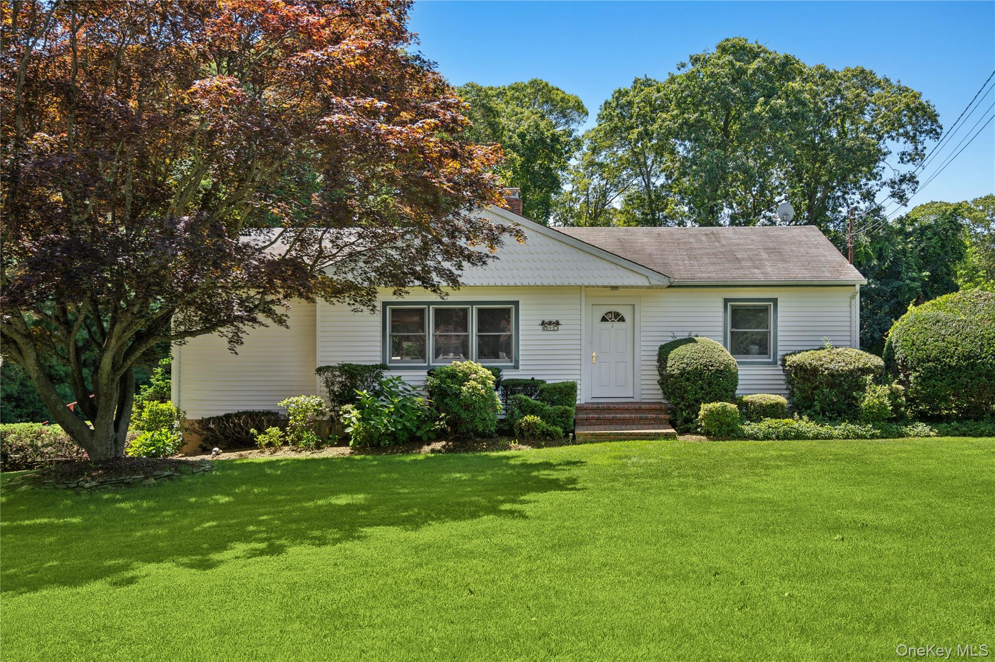 9 Squiretown Road, Hampton Bays, NY 11946