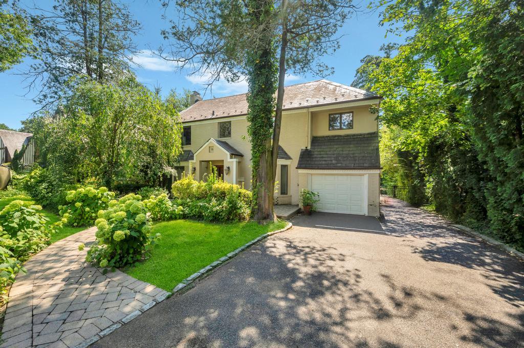 18 Parkside Drive, Great Neck, NY 11021