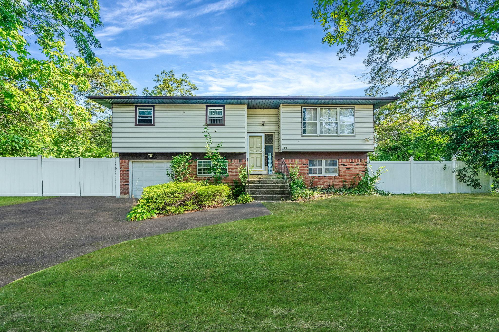 17 Wright Street, West Babylon, NY 11704