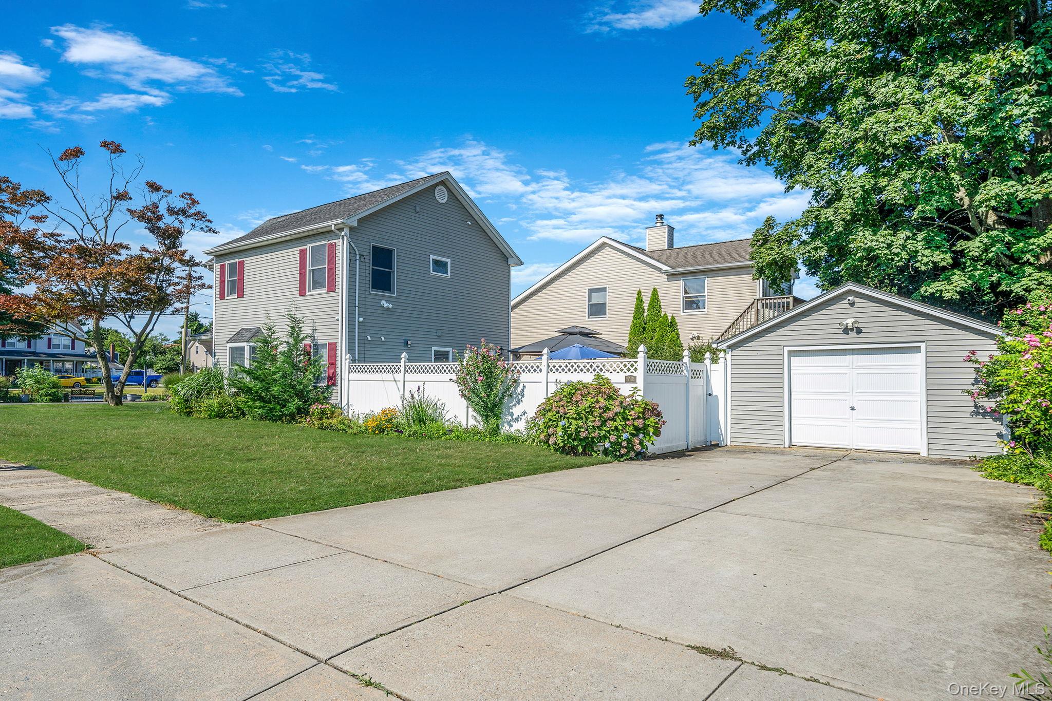 29 North Plaza, Amity Harbor, NY 11701