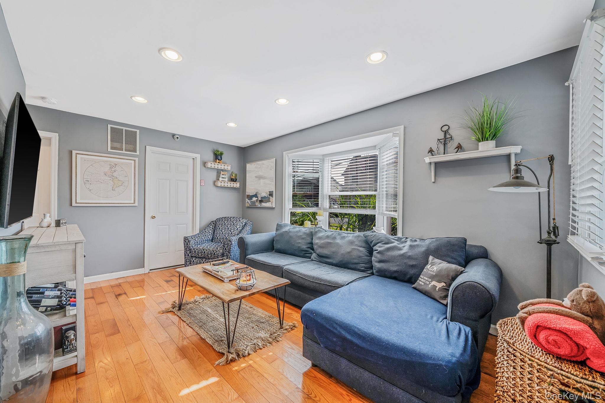 29 North Plaza, Amity Harbor, NY 11701