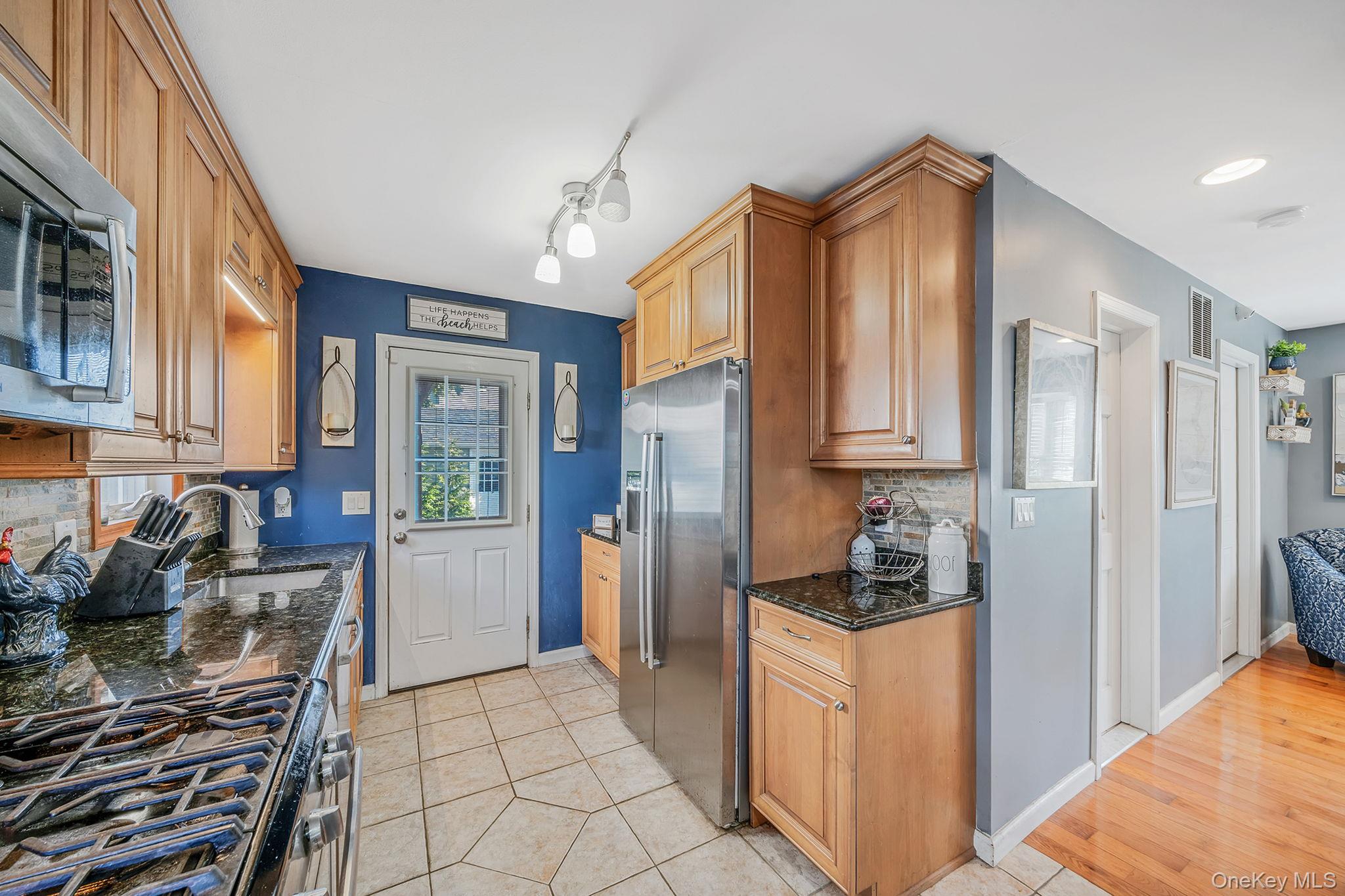 29 North Plaza, Amity Harbor, NY 11701