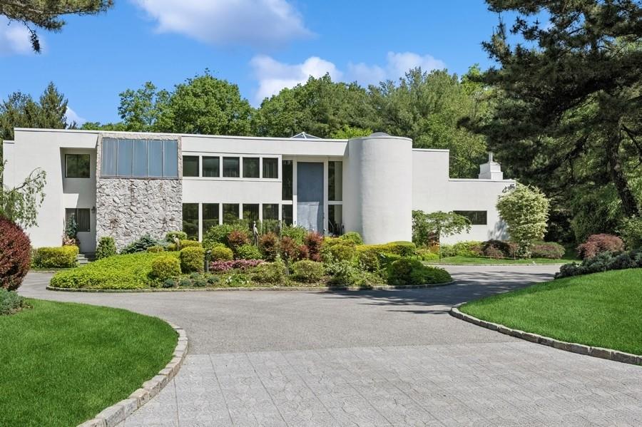 1 Colt Place, Old Westbury, NY 11568