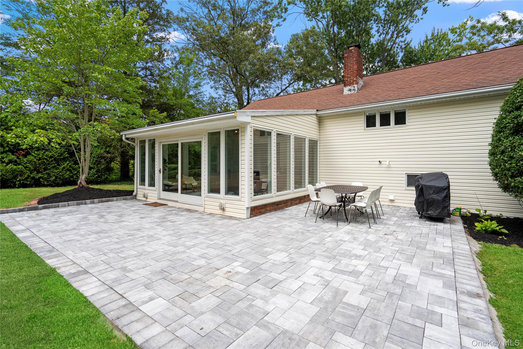 7 Meriden Place, Melville, NY 11747