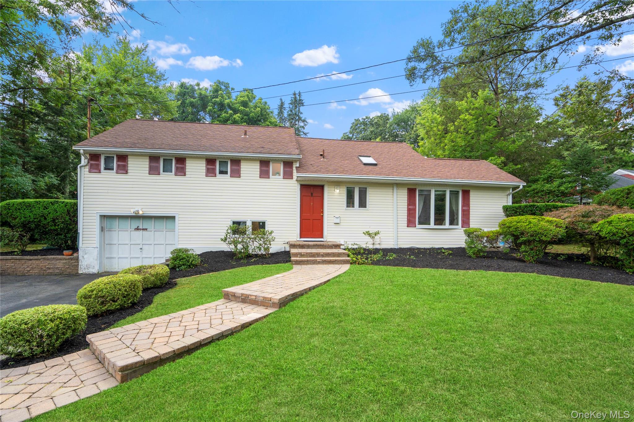 7 Meriden Place, Melville, NY 11747