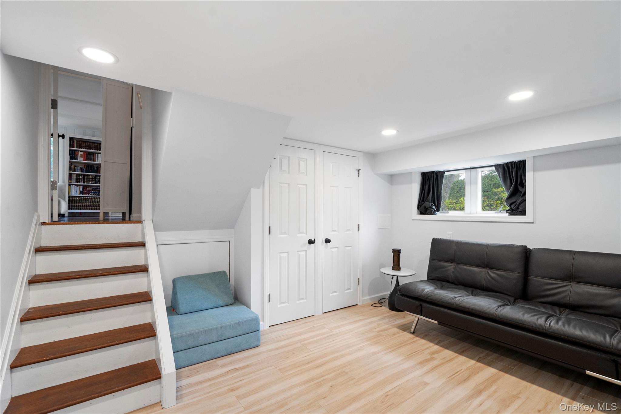 7 Meriden Place, Melville, NY 11747