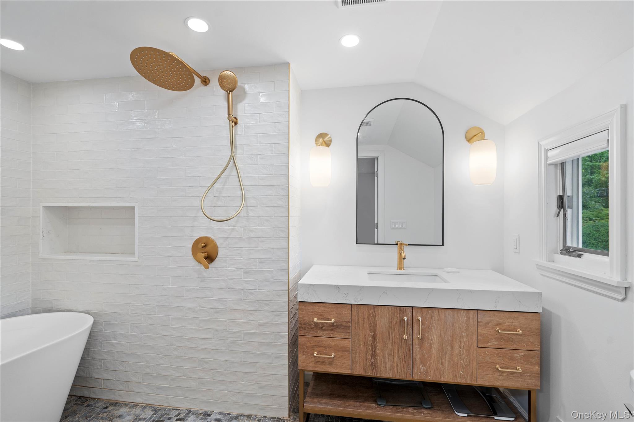 7 Meriden Place, Melville, NY 11747