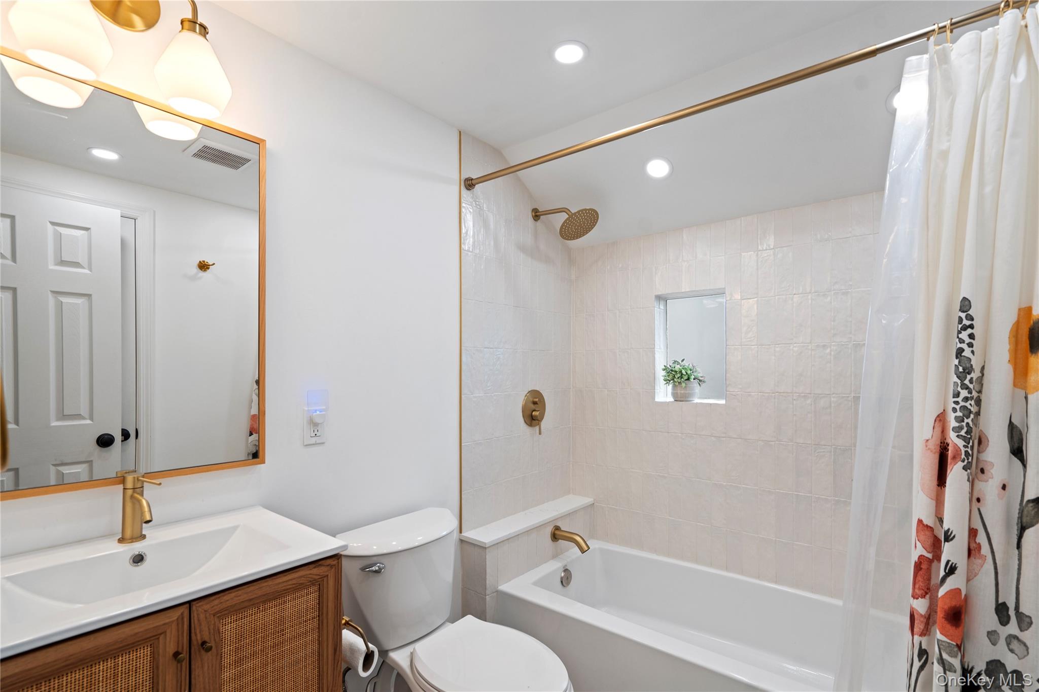 7 Meriden Place, Melville, NY 11747