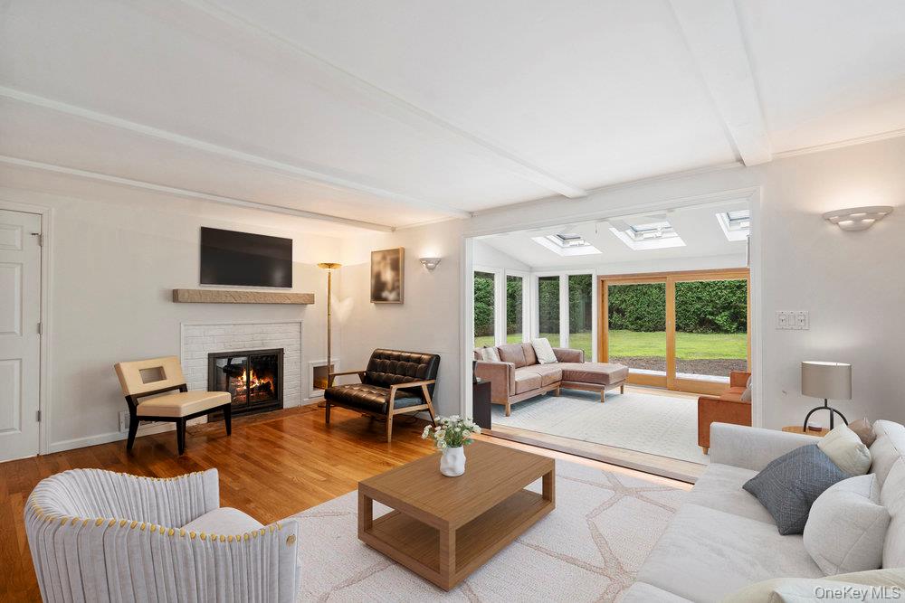 7 Meriden Place, Melville, NY 11747