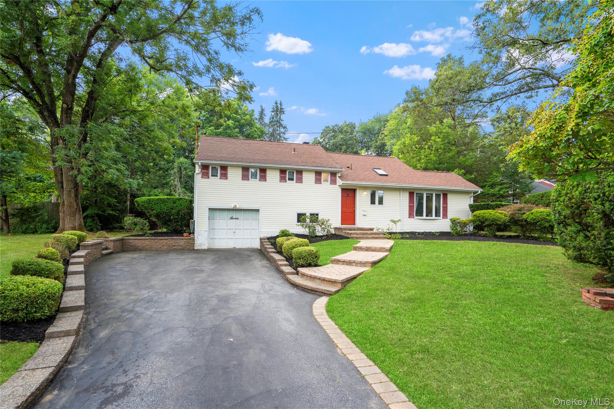 7 Meriden Place, Melville, NY 11747