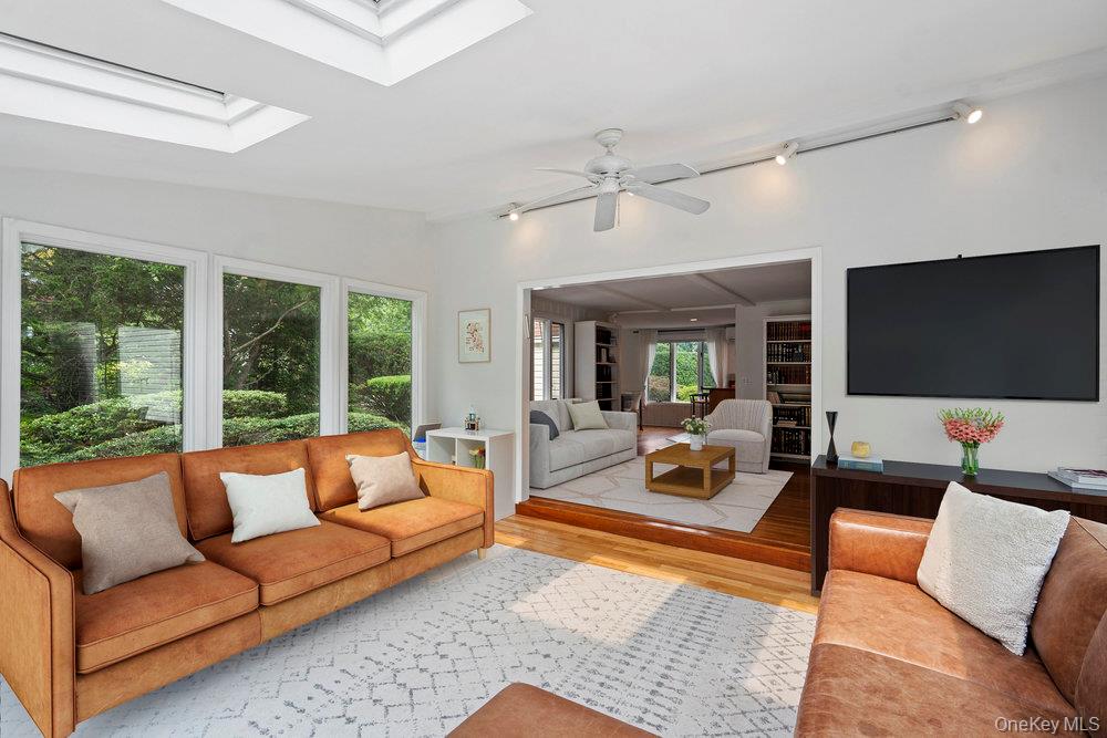 7 Meriden Place, Melville, NY 11747