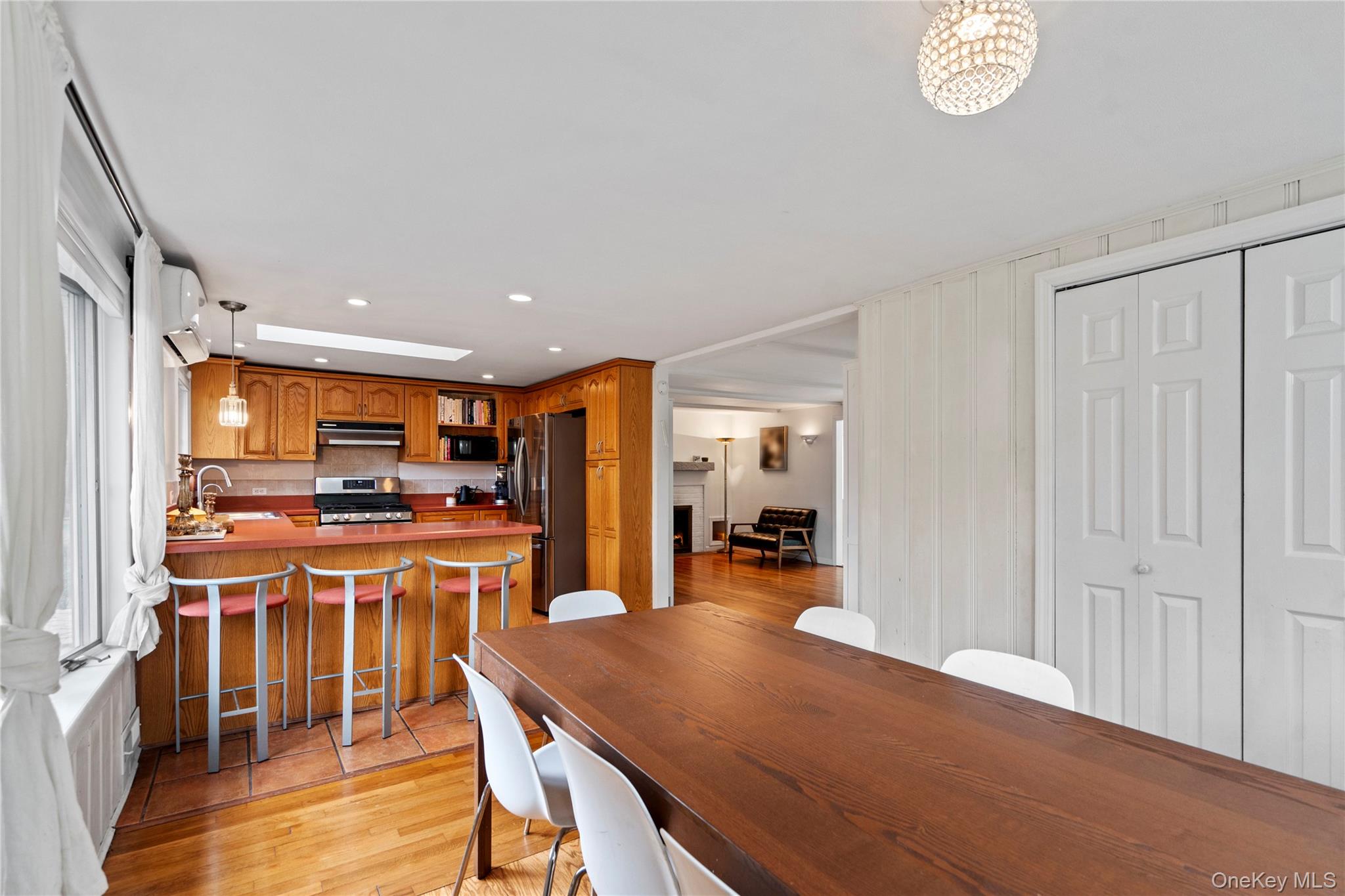 7 Meriden Place, Melville, NY 11747