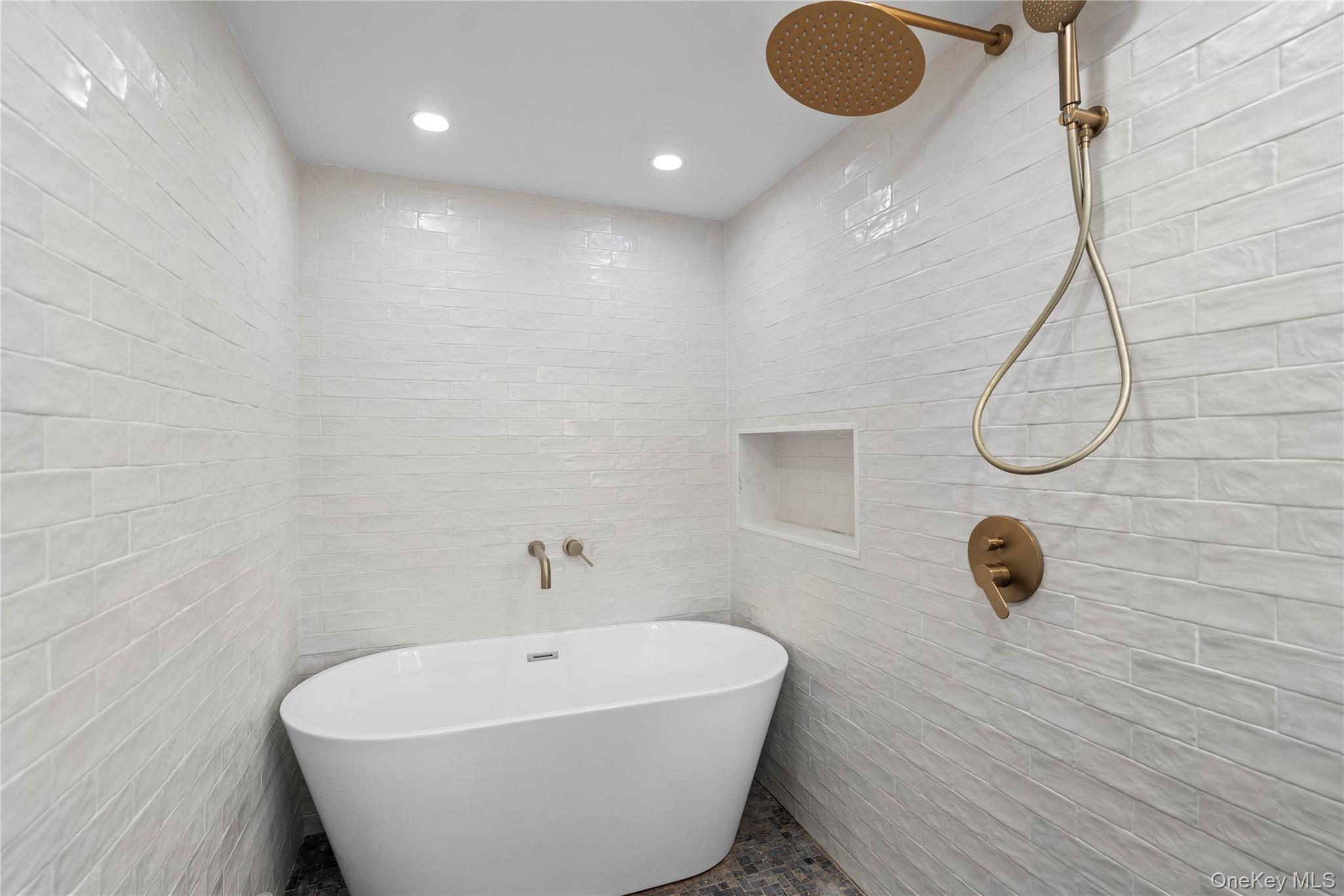 7 Meriden Place, Melville, NY 11747