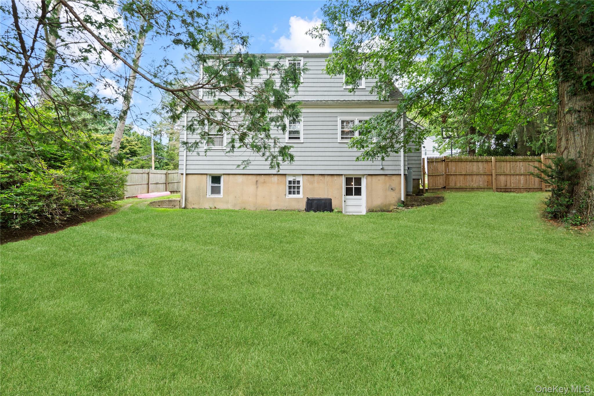 25 Hillside Avenue, Woodbury, NY 11797