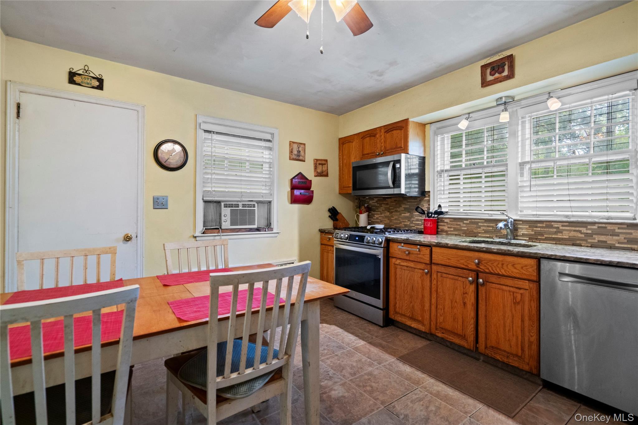 25 Hillside Avenue, Woodbury, NY 11797