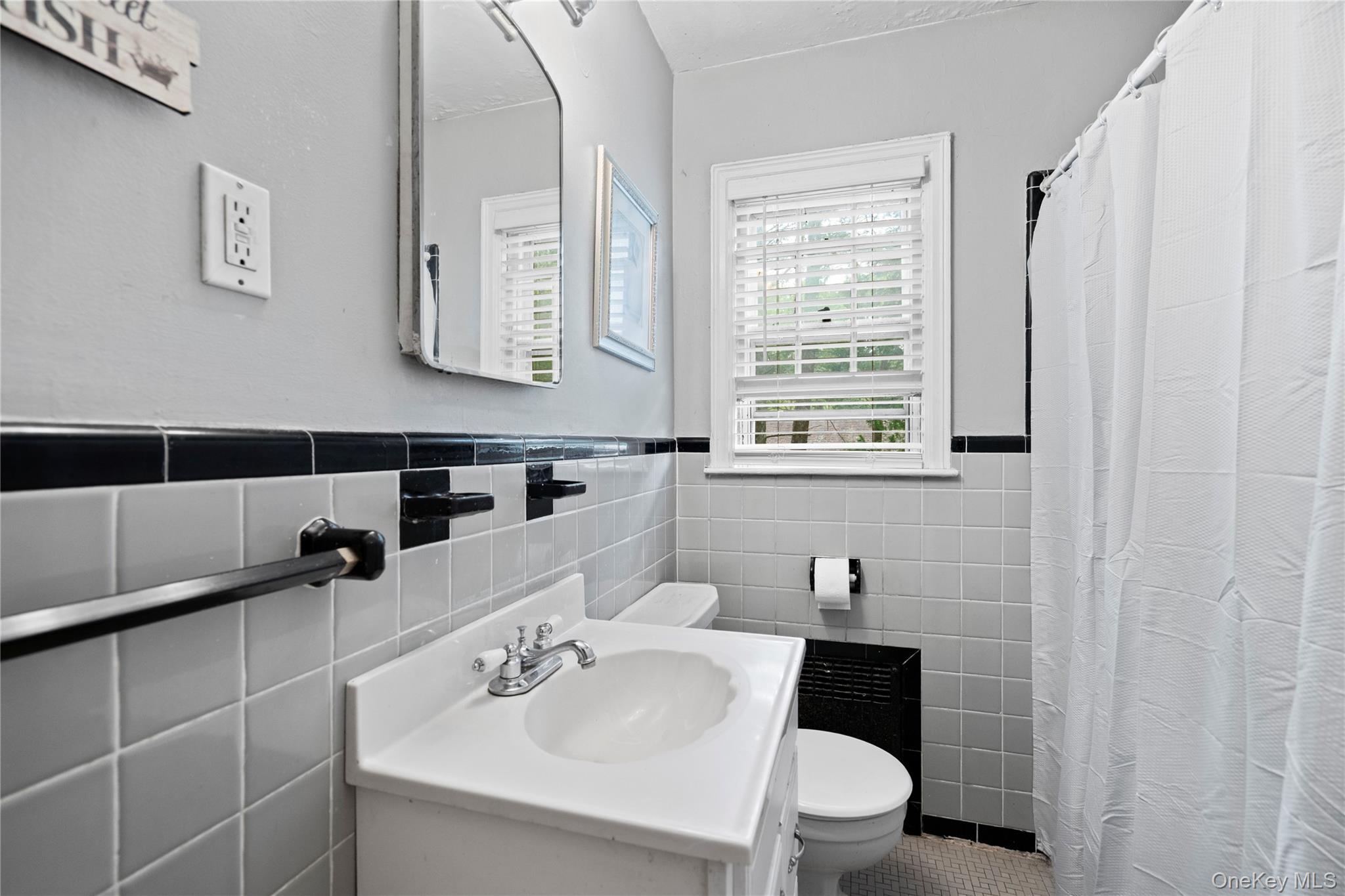 25 Hillside Avenue, Woodbury, NY 11797