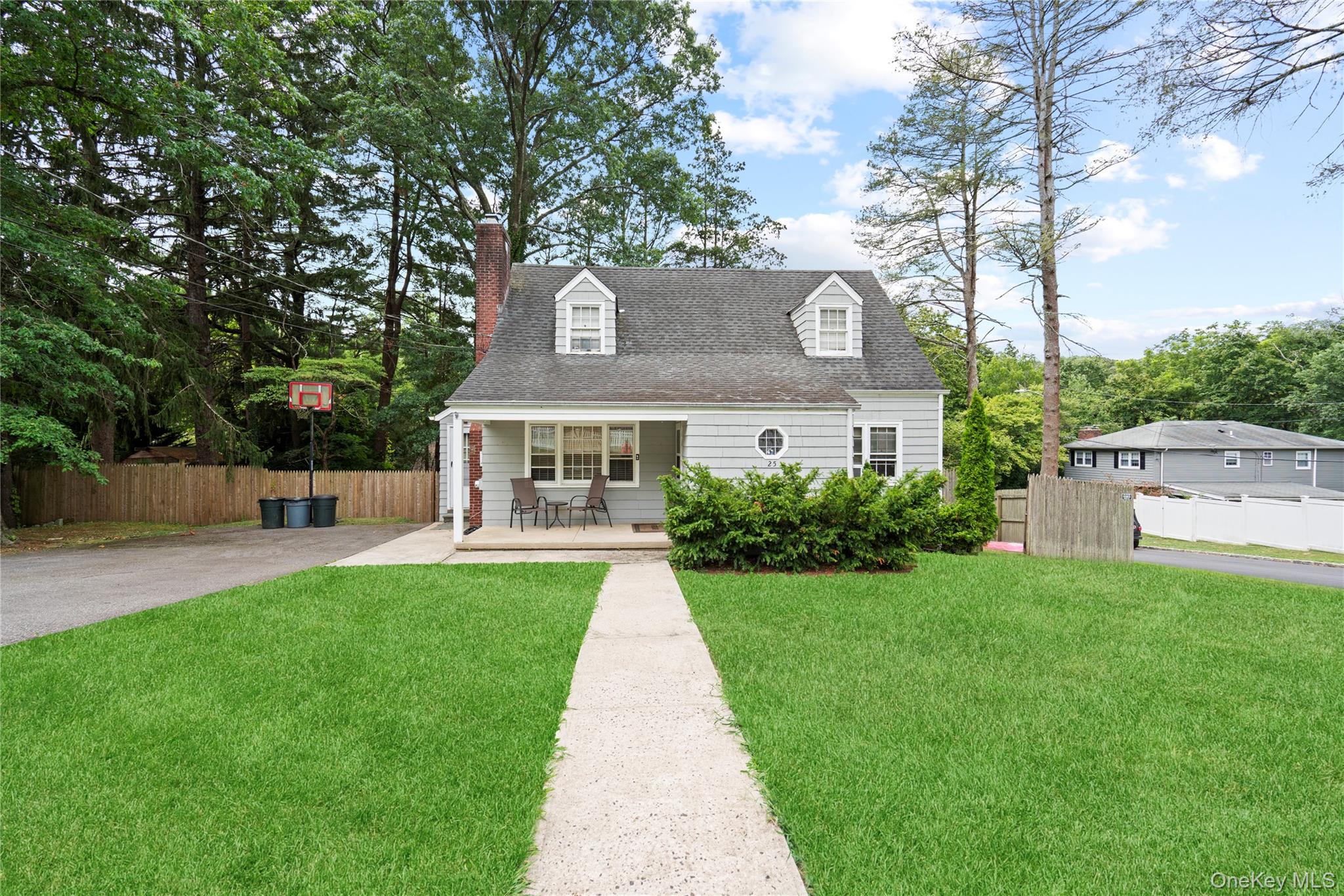 25 Hillside Avenue, Woodbury, NY 11797