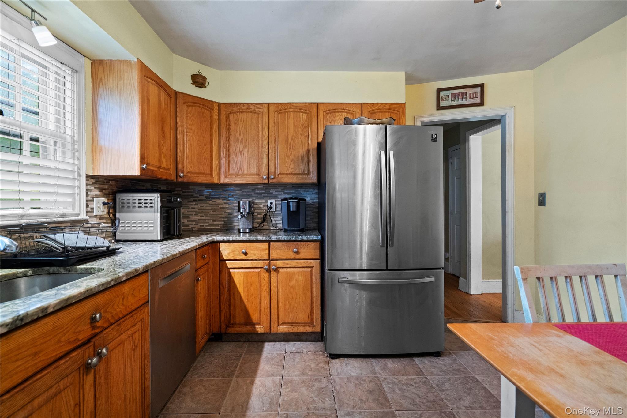 25 Hillside Avenue, Woodbury, NY 11797