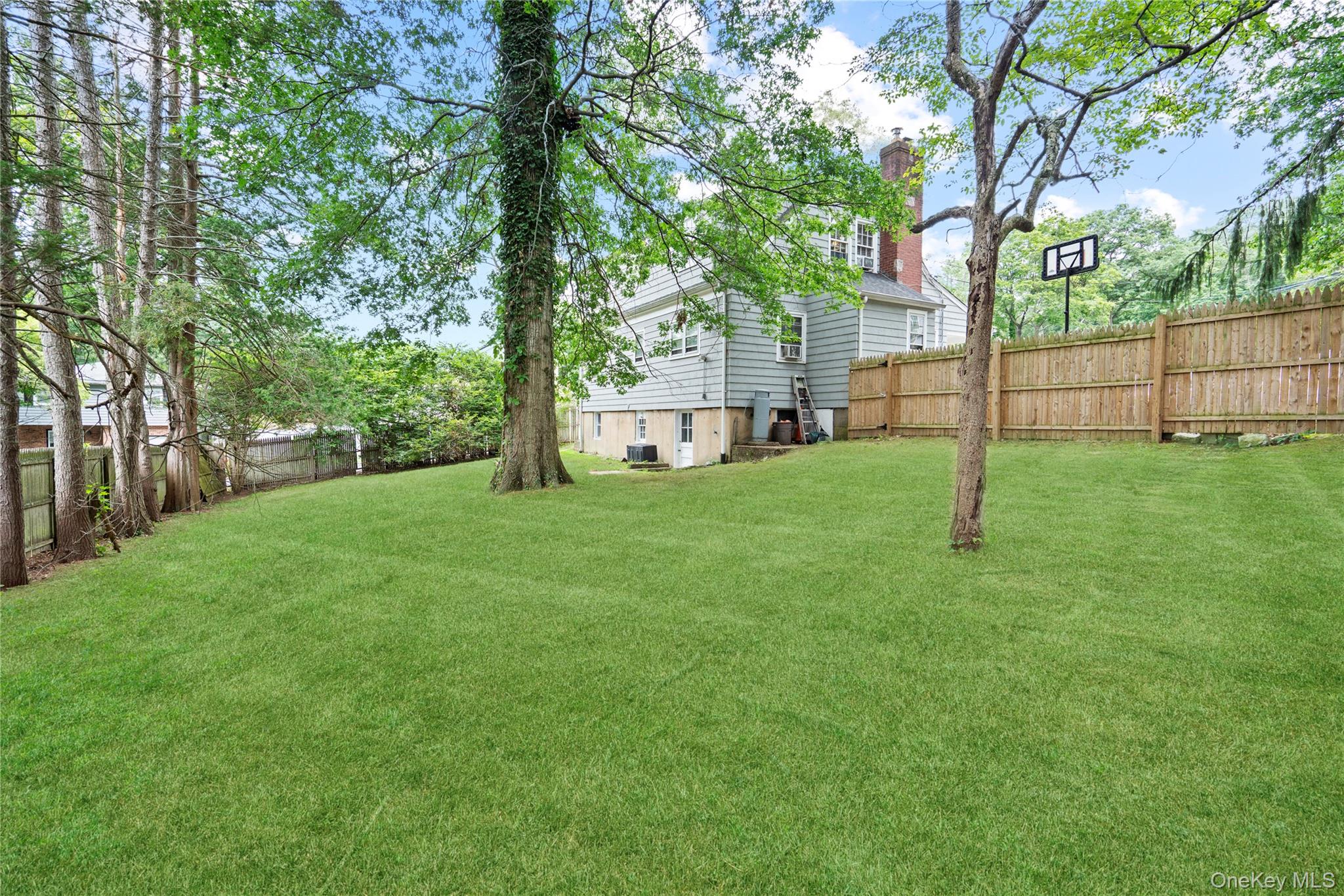 25 Hillside Avenue, Woodbury, NY 11797