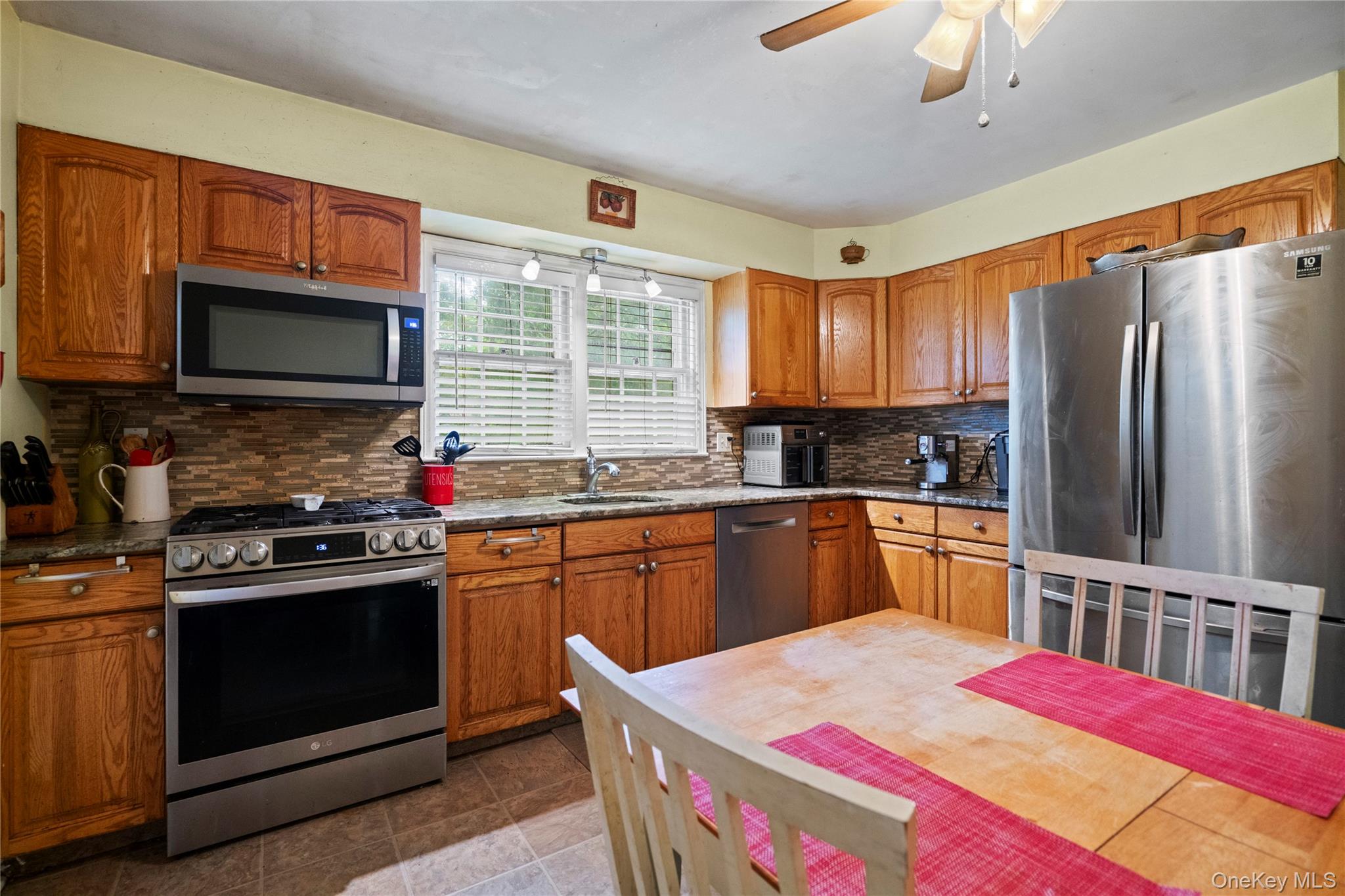 25 Hillside Avenue, Woodbury, NY 11797