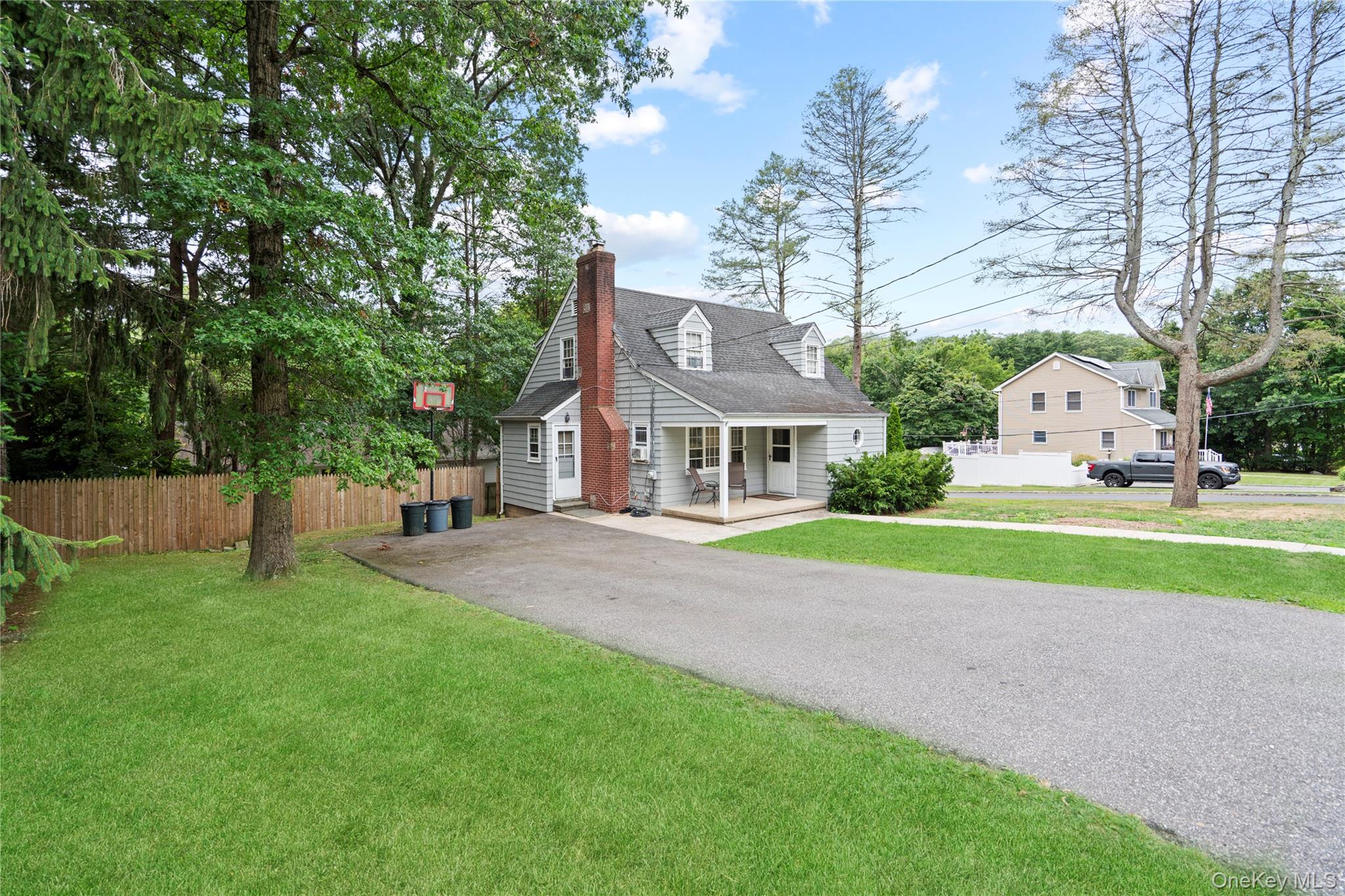 25 Hillside Avenue, Woodbury, NY 11797