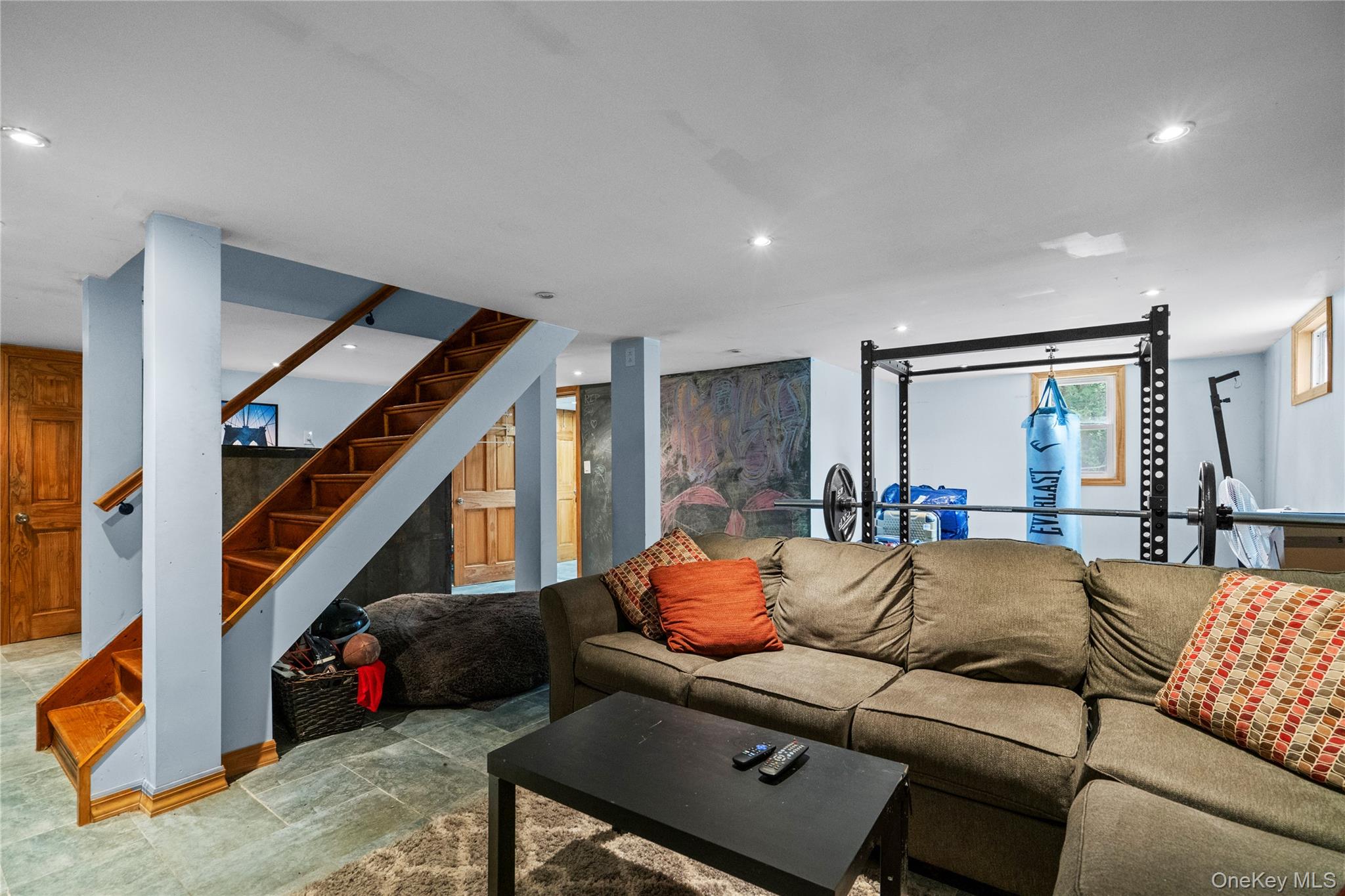 25 Hillside Avenue, Woodbury, NY 11797