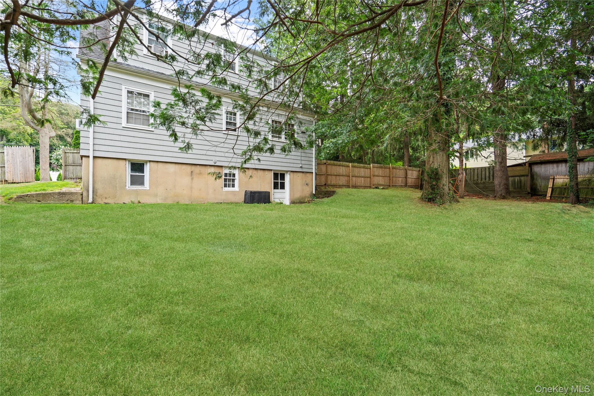 25 Hillside Avenue, Woodbury, NY 11797