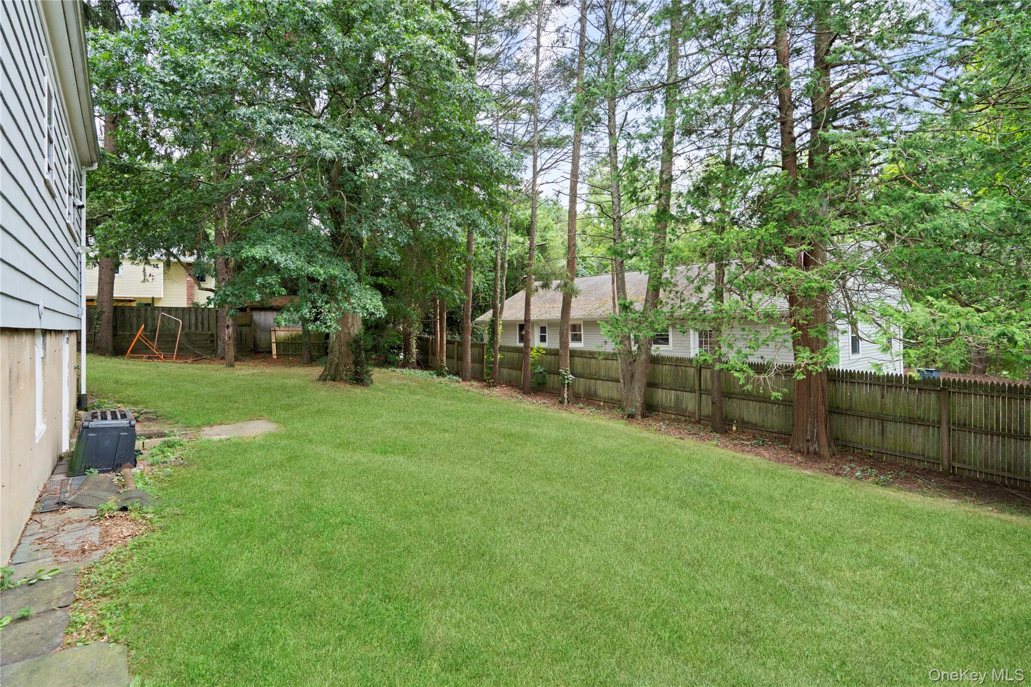 25 Hillside Avenue, Woodbury, NY 11797