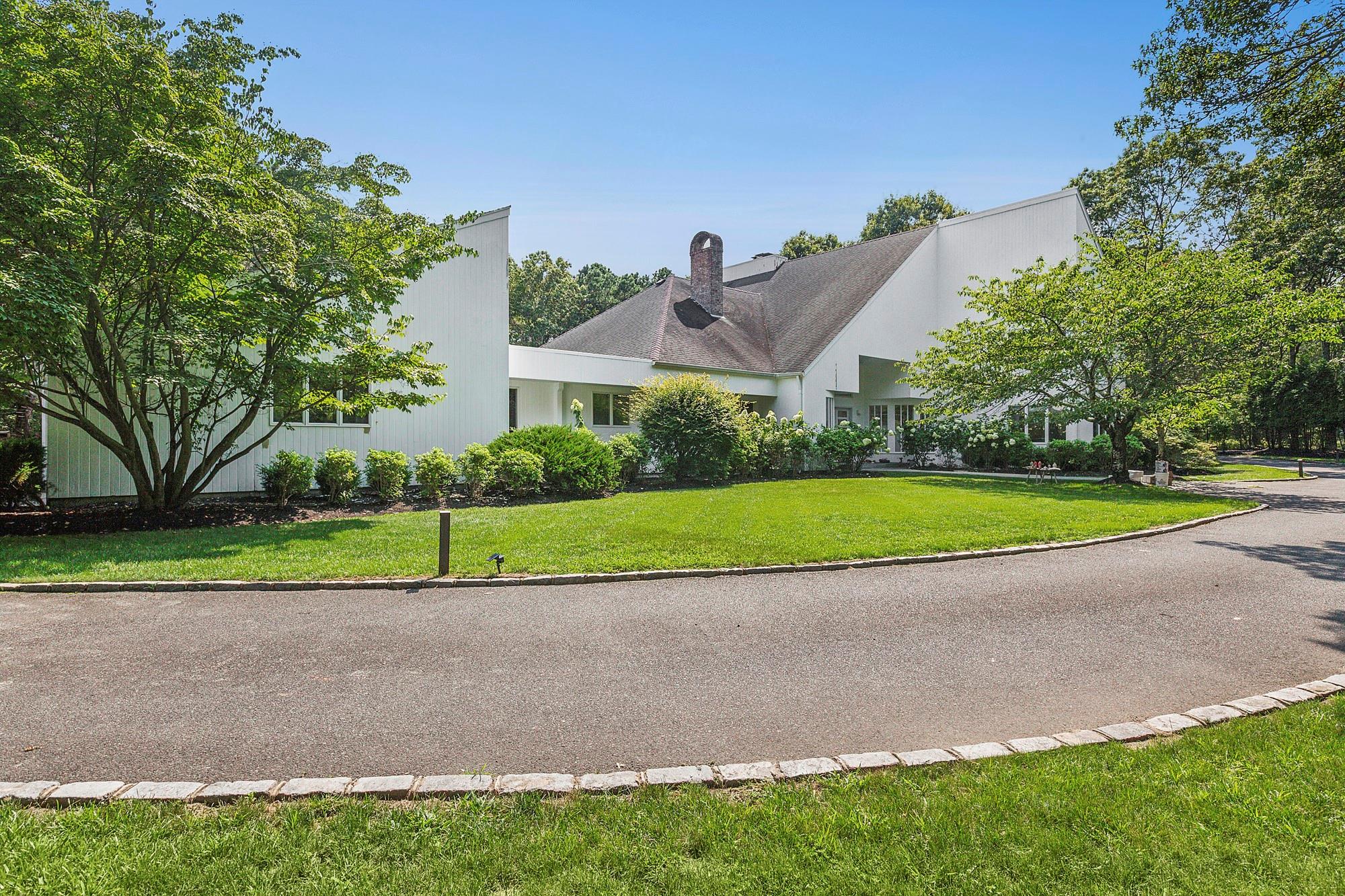 12 Honeysuckle Lane, East Quogue, NY 11942