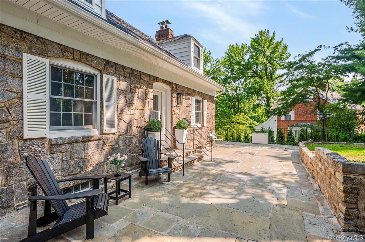 97 Station Road, Great Neck, NY 11023