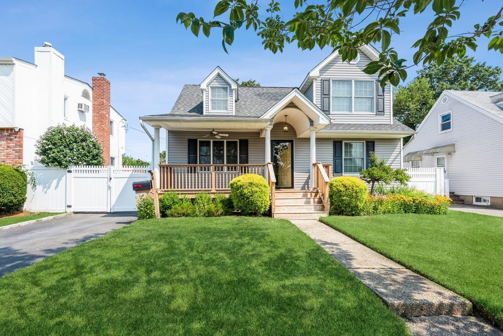 6 Arnold Street, Hicksville, NY 11801