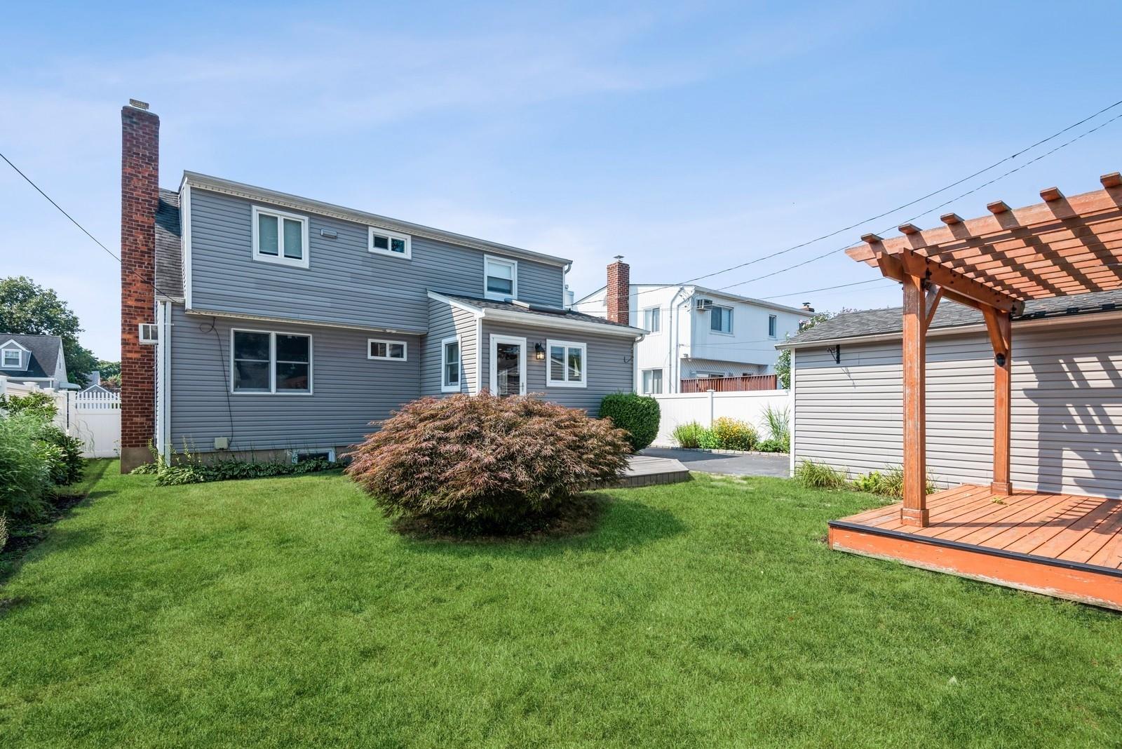 6 Arnold Street, Hicksville, NY 11801