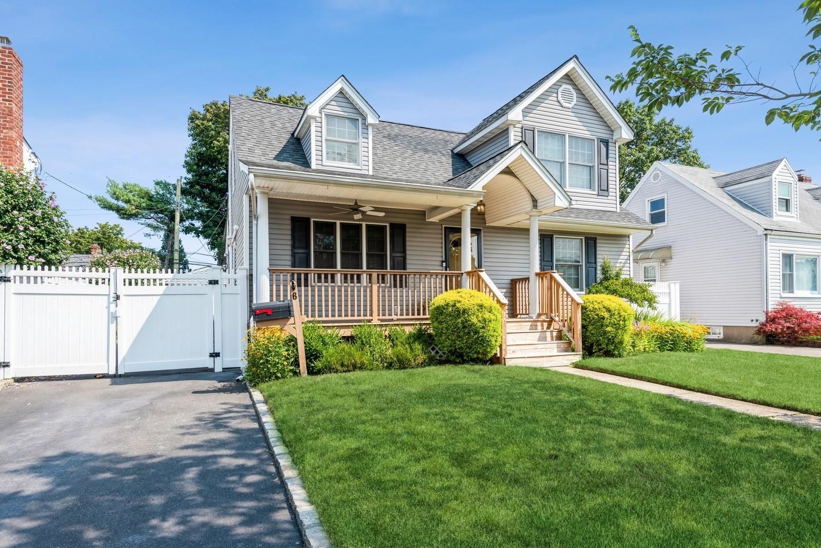 6 Arnold Street, Hicksville, NY 11801