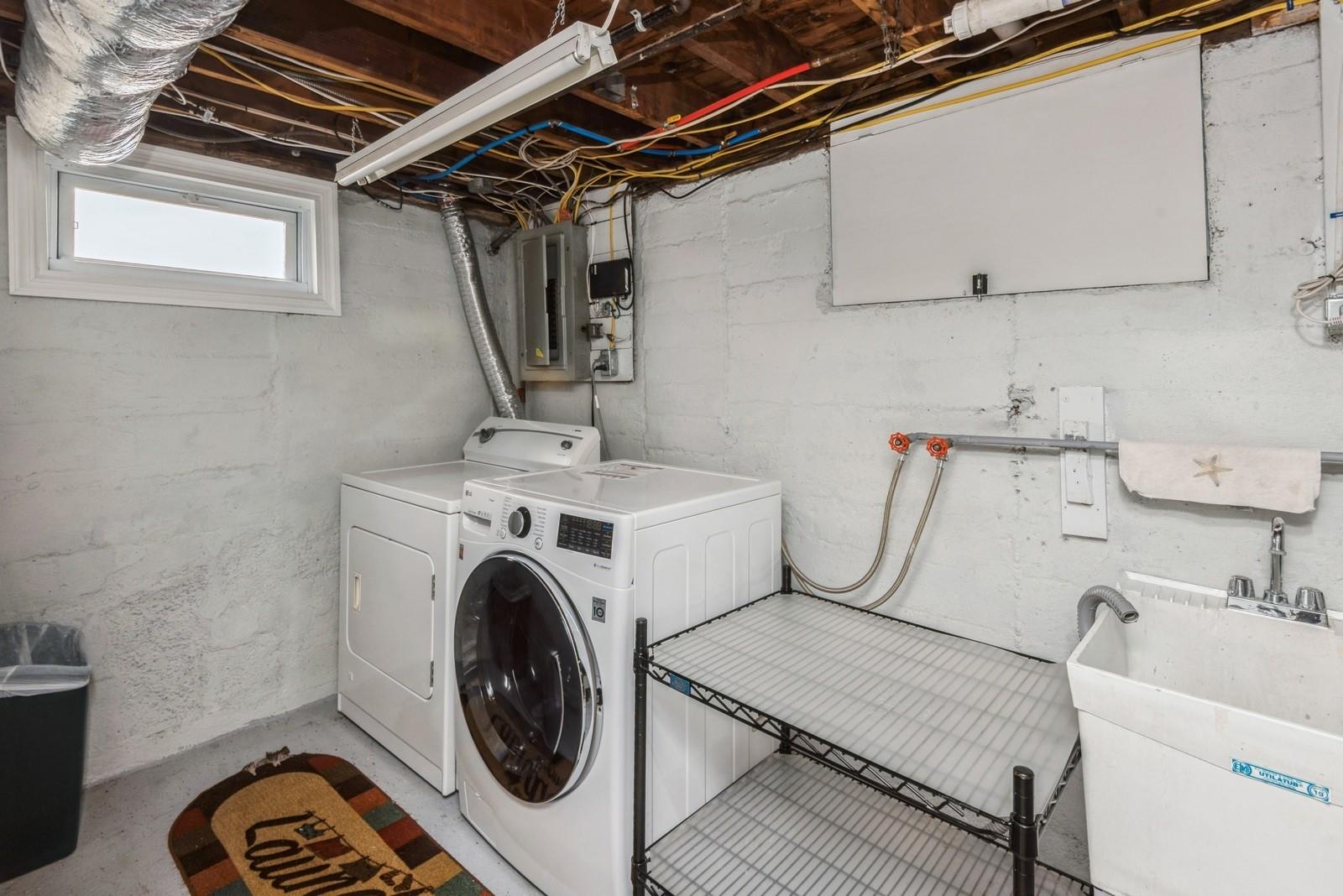 6 Arnold Street, Hicksville, NY 11801