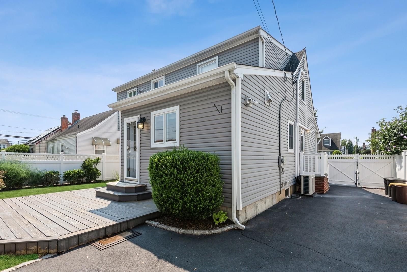 6 Arnold Street, Hicksville, NY 11801