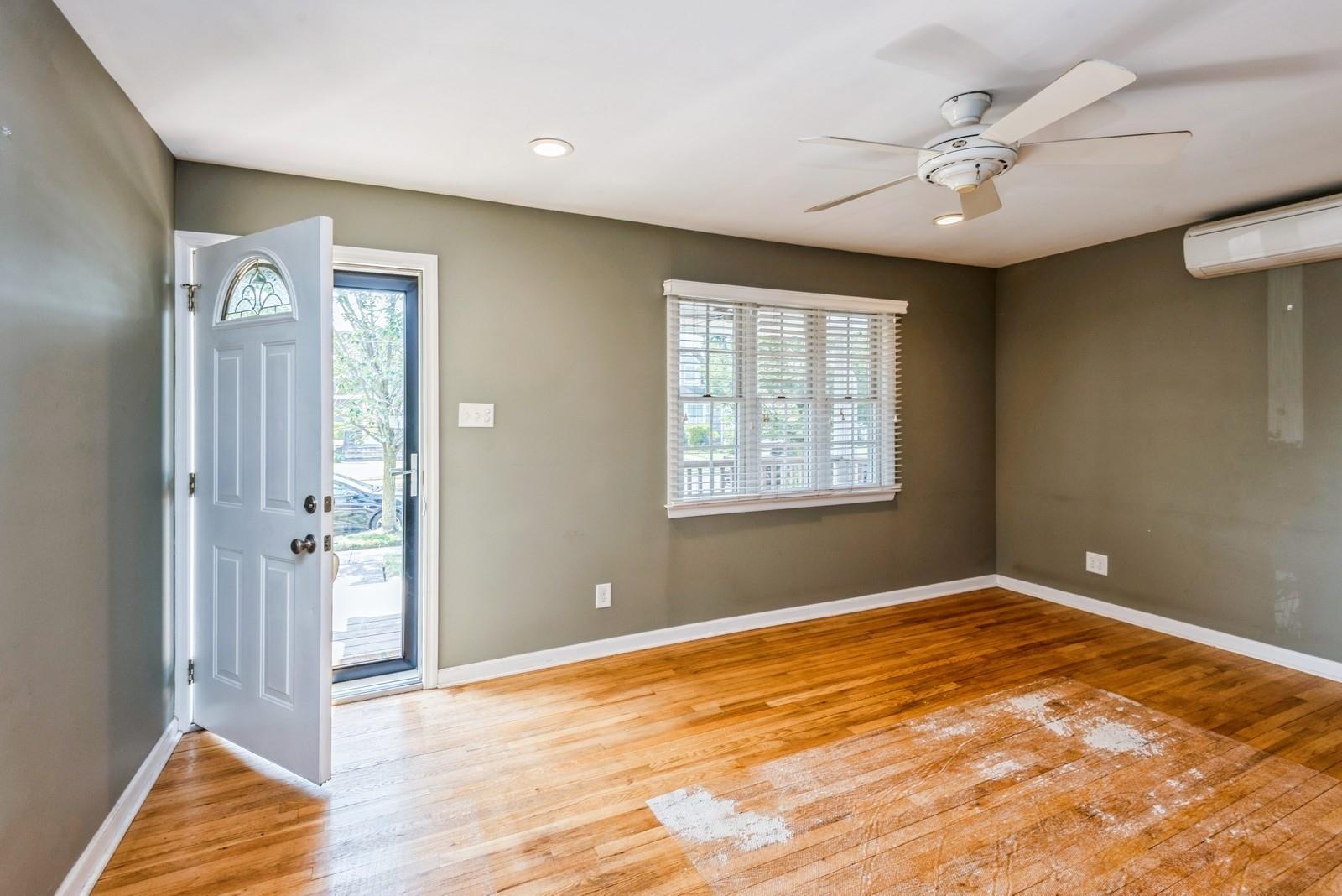 6 Arnold Street, Hicksville, NY 11801