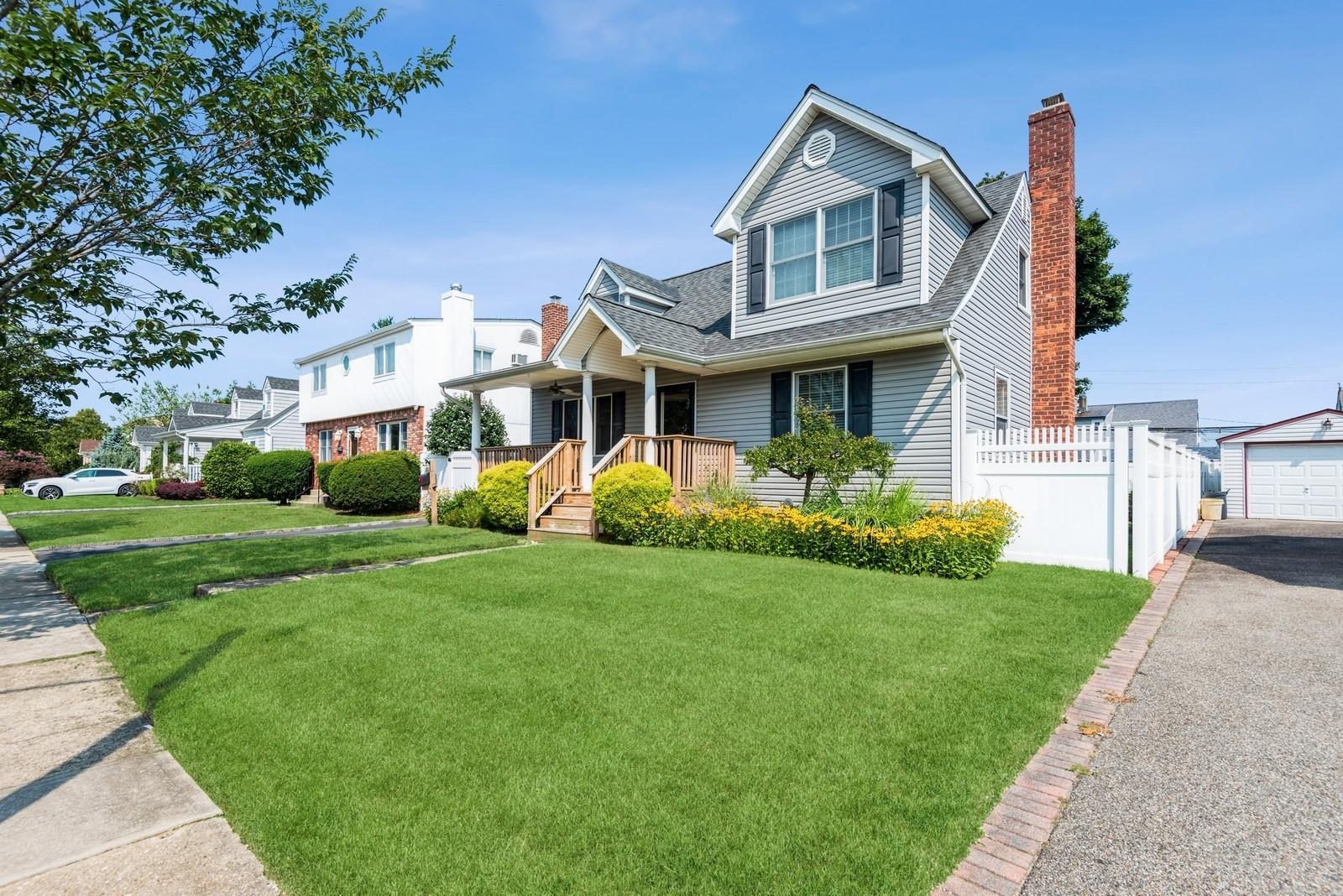 6 Arnold Street, Hicksville, NY 11801