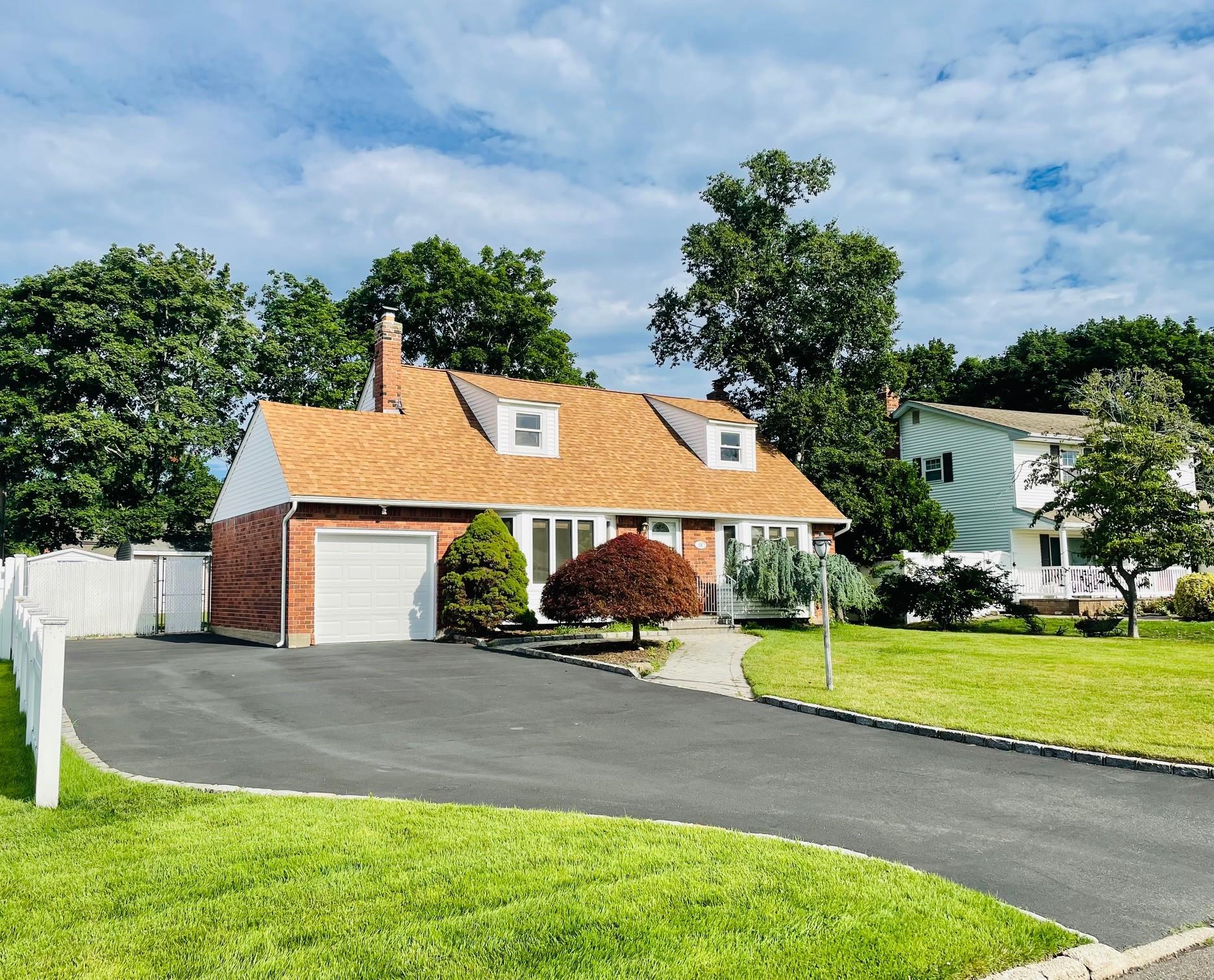 24 Gaymor Lane, Commack, NY 11725