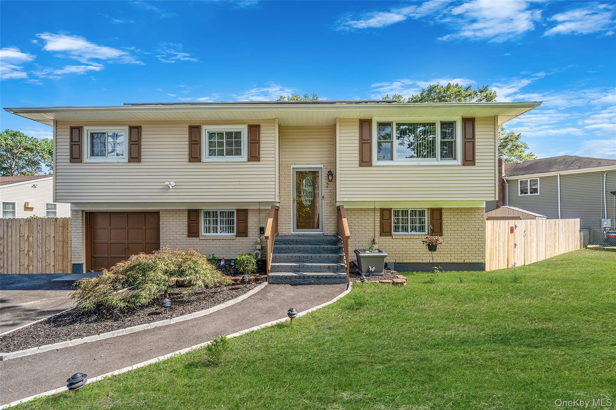 2 Alan Street, Holbrook, NY 11741