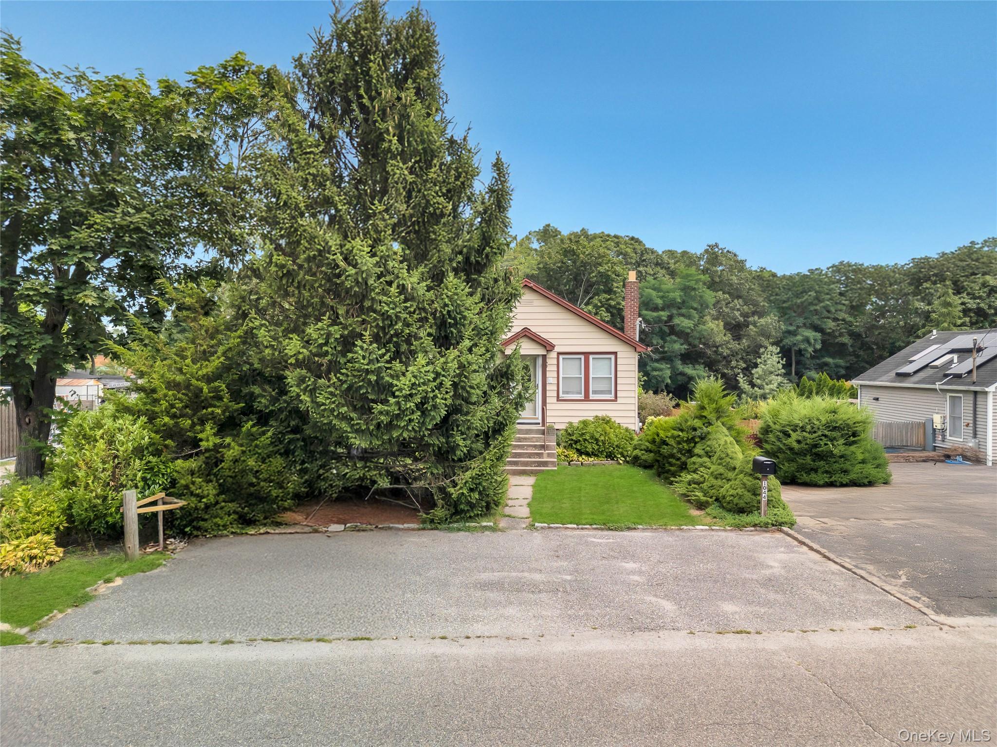 1044 Woodcrest Avenue, Riverhead, NY 11901