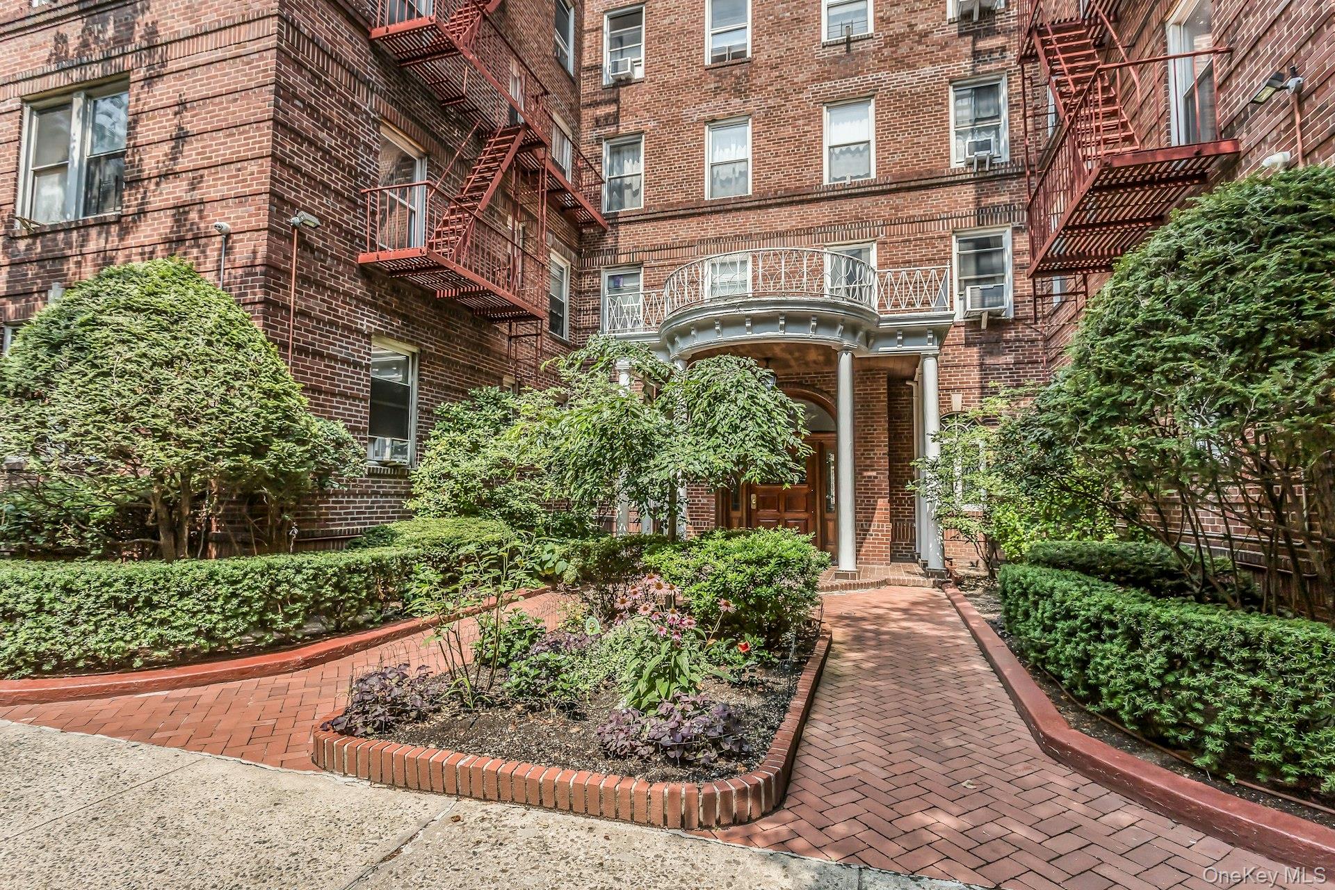 111-39 76 Road # B7, Forest Hills, NY 11375