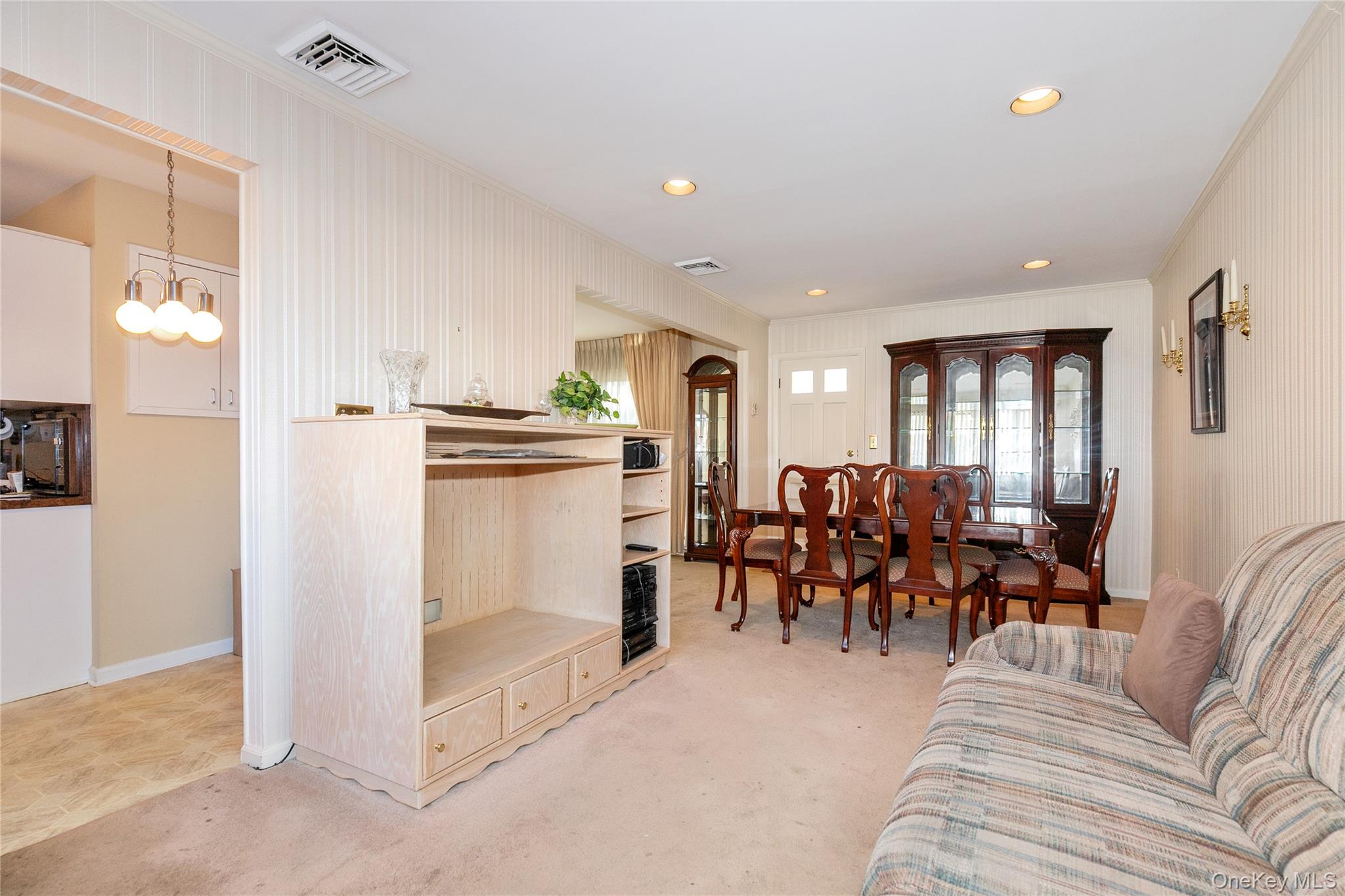 58 Helen Avenue, Plainview, NY 11803