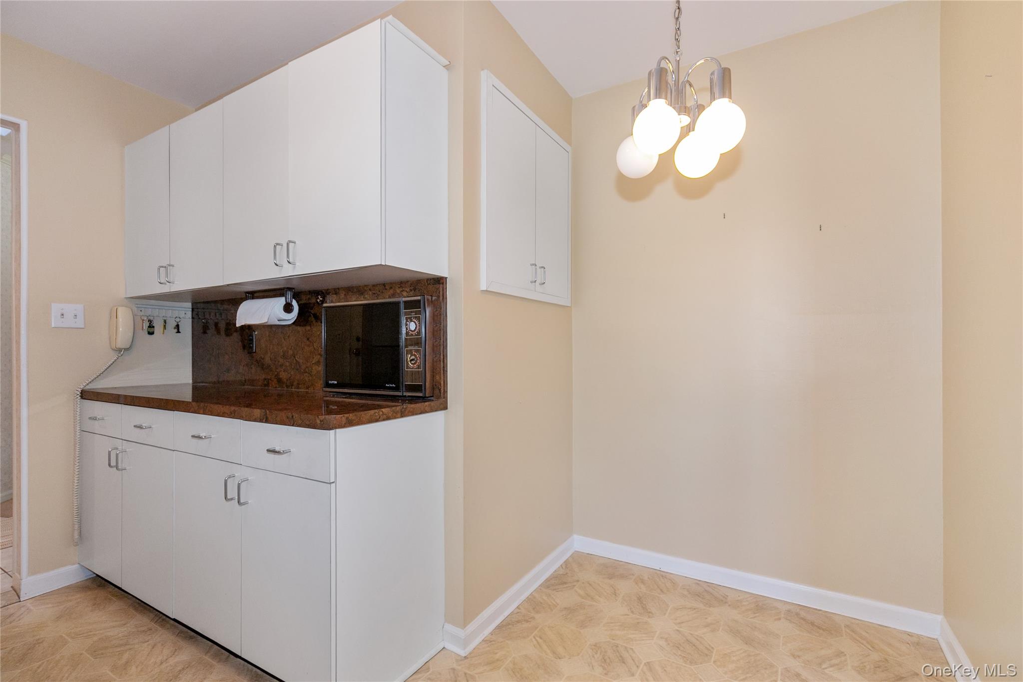 58 Helen Avenue, Plainview, NY 11803