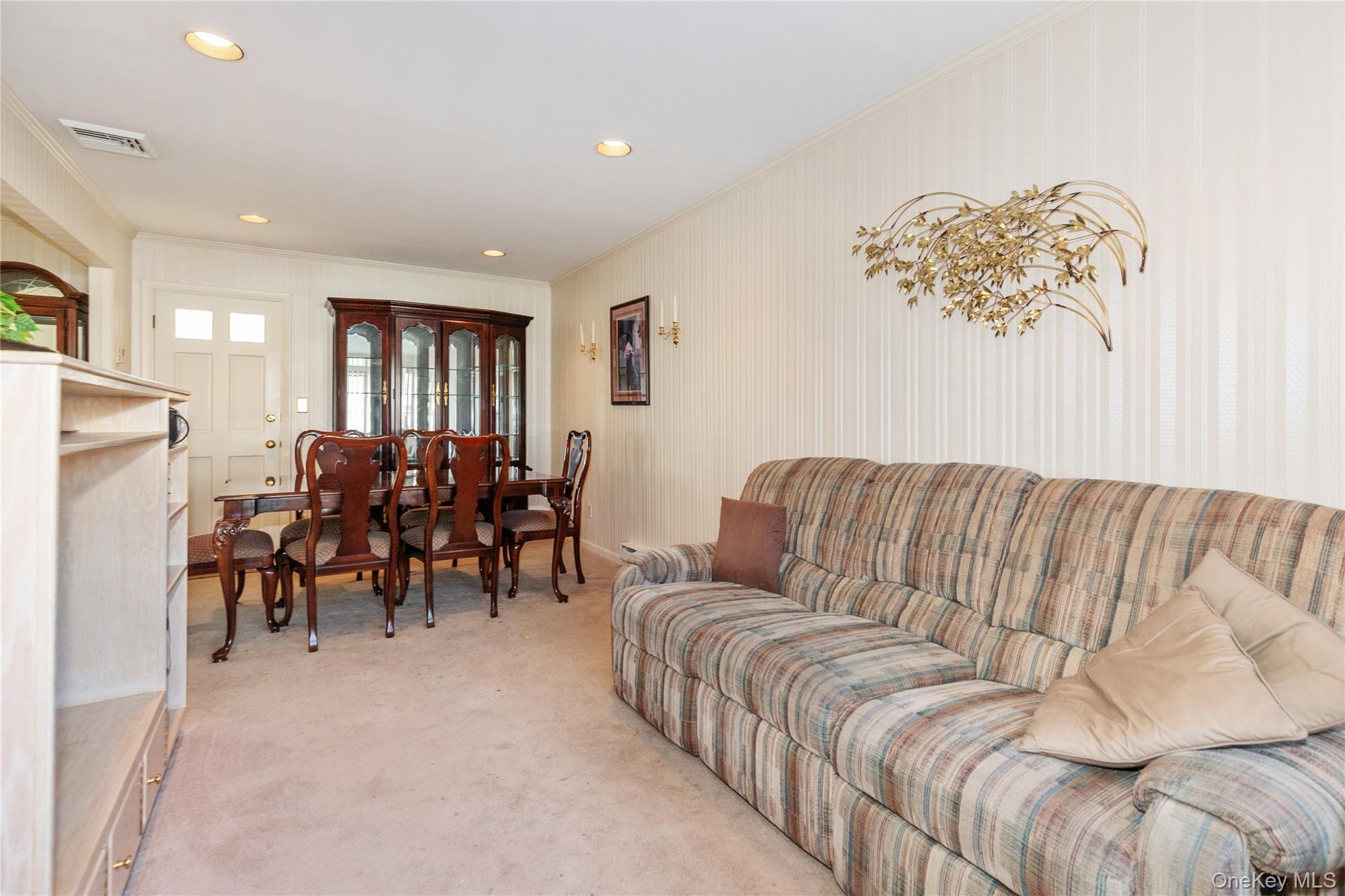 58 Helen Avenue, Plainview, NY 11803