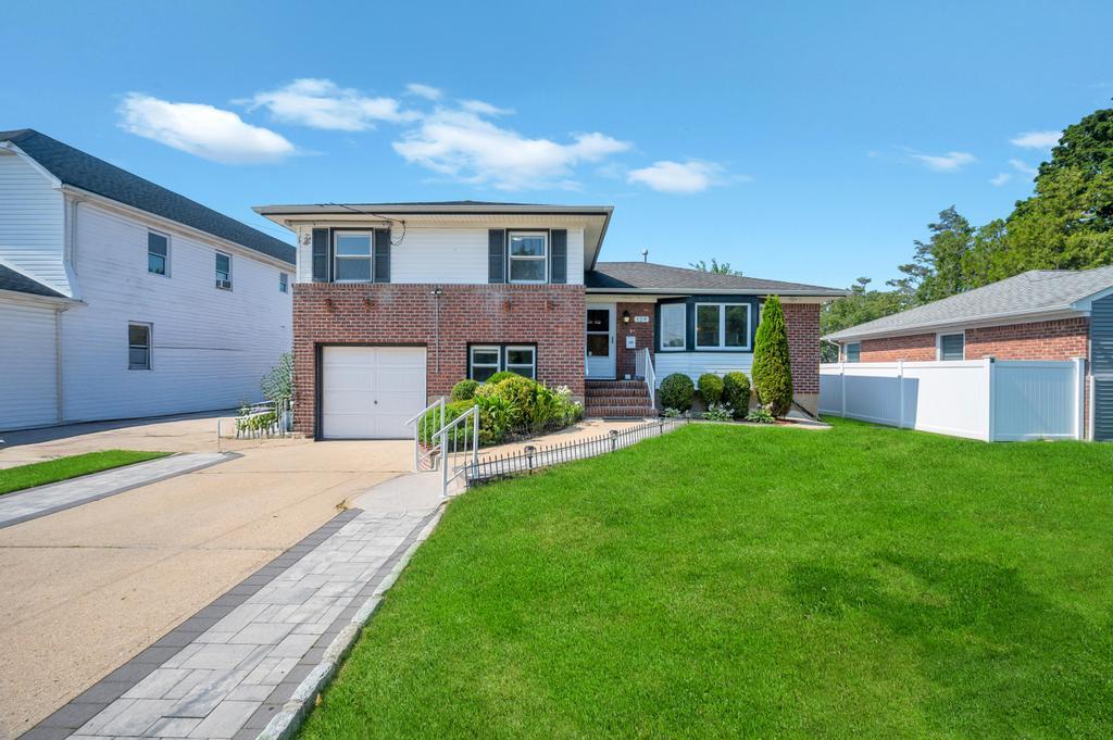 129 8th Street, Hicksville, NY 11801