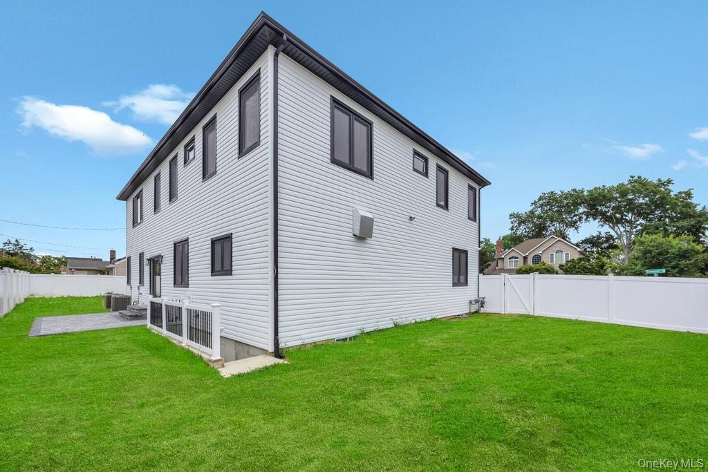 472 Farmranch Road E, Bethpage, NY 11714