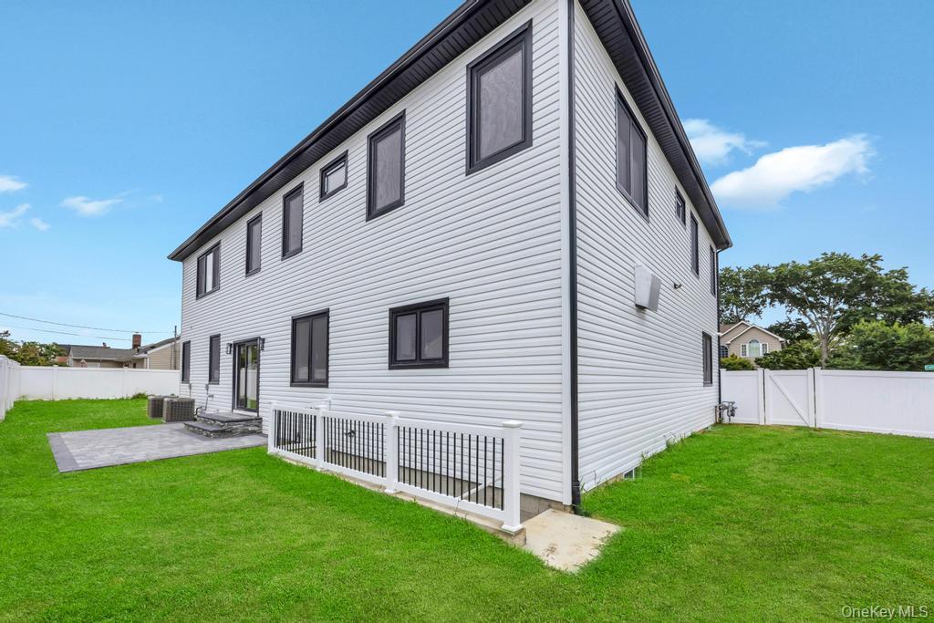 472 Farmranch Road E, Bethpage, NY 11714