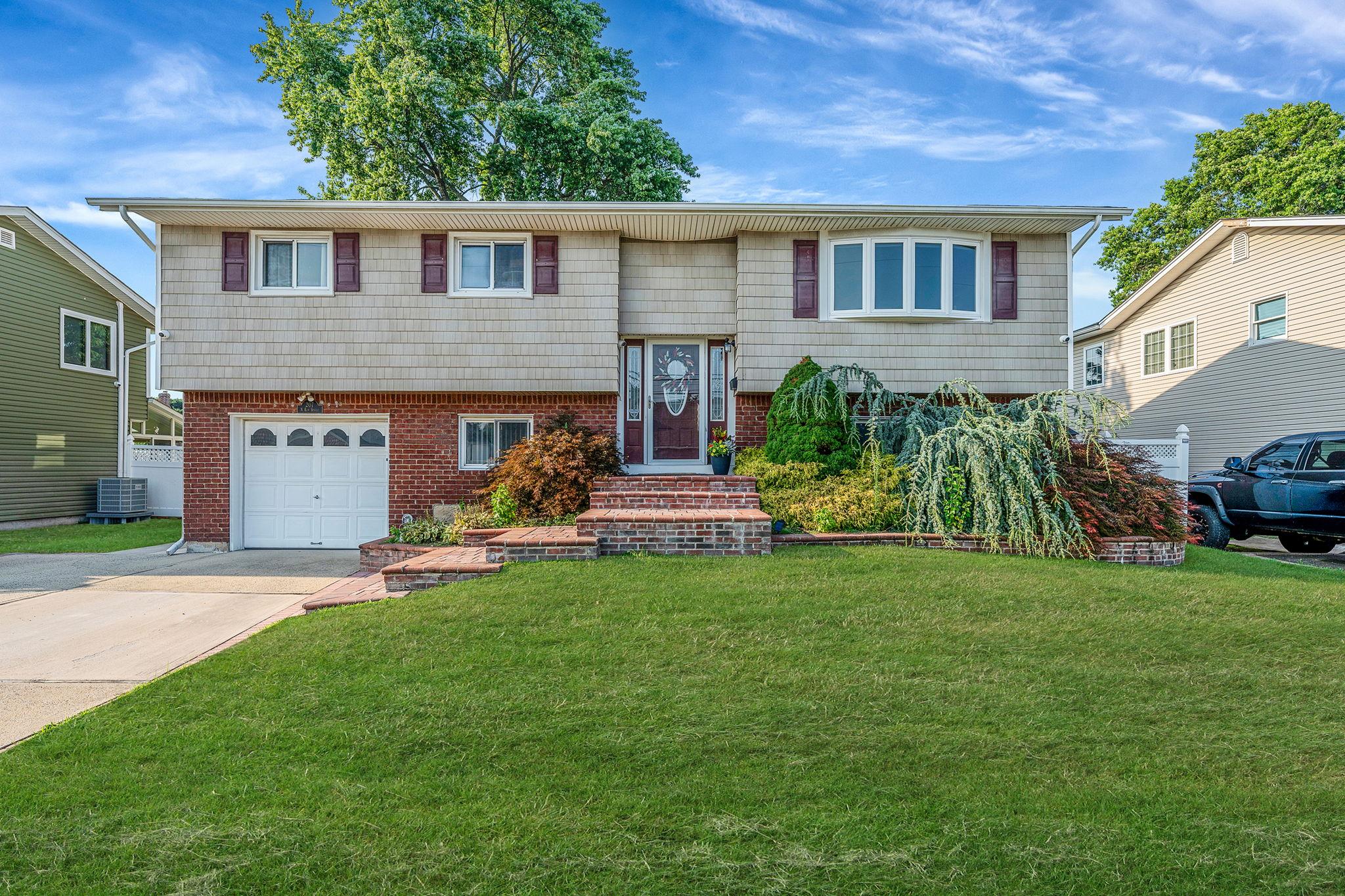 207 N Elm Street, Massapequa, NY 11758