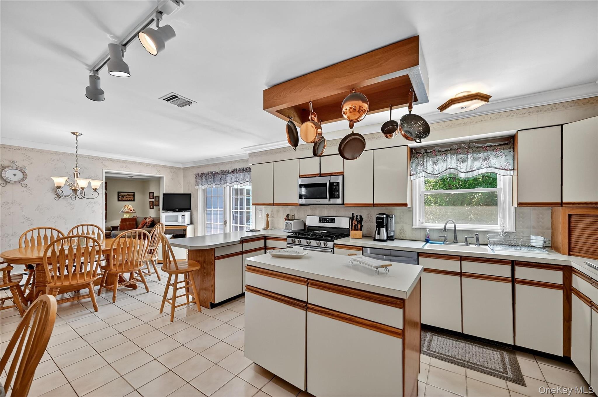 6 Danlyn Court, New City, NY 10956