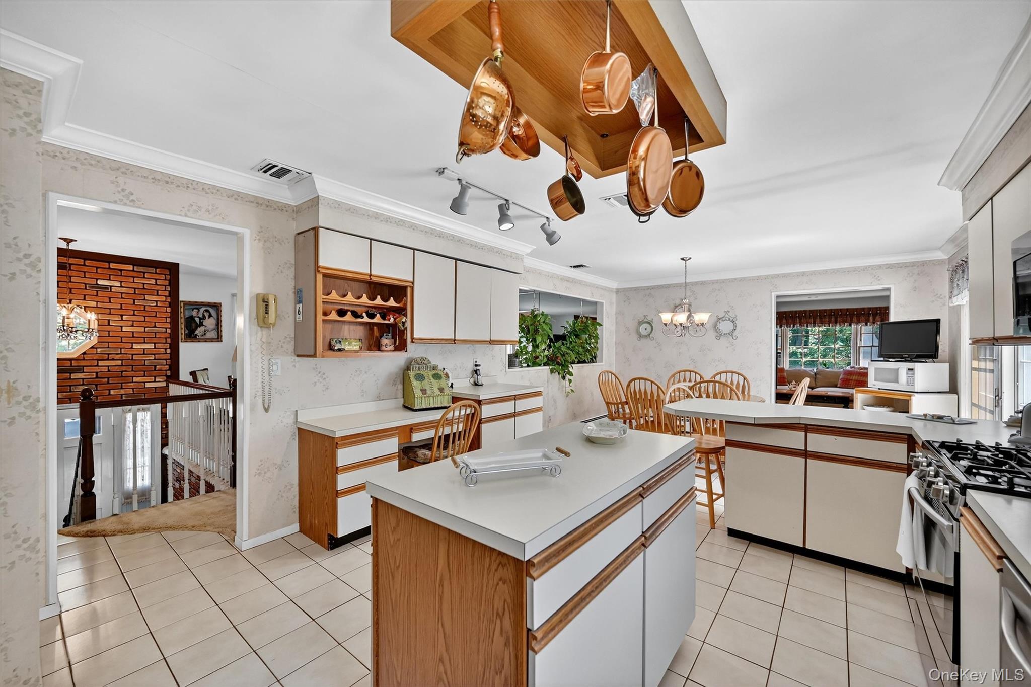 6 Danlyn Court, New City, NY 10956